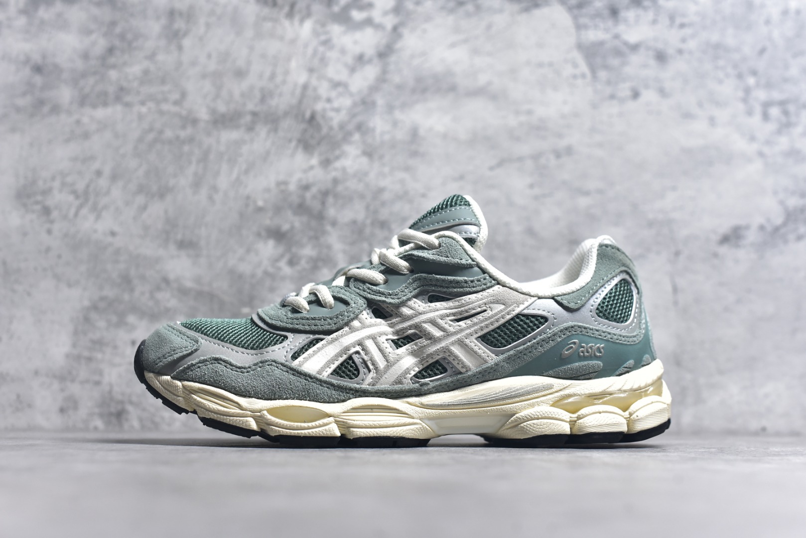#Asics GEL-NYC 亚瑟士防滑耐磨透气低帮运动休闲鞋 GEL-NYC™ 运动鞋的灵感源自传统和现代高性能跑步风格 其鞋面结构参考了 2000 年代初的 GEL-NIMBUS™ 3 鞋 并将其与 MC-PLUS V 设计中的各种装饰融为一体 该工装通过使用 GEL-CUMULUS® 16 鞋的工装系统来对比鞋面的复古风格 通过轻质泡沫和 GEL® 技术嵌入物的结合 这种中底结构有助于创造先进的脚底舒适度 尺码：36 37 37.5 38 39 40.5 41.5 42 42.5 43.5 44 45-选品中心
