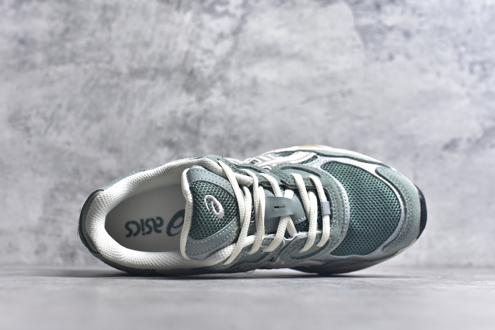 图片[4]-#Asics GEL-NYC 亚瑟士防滑耐磨透气低帮运动休闲鞋 GEL-NYC™ 运动鞋的灵感源自传统和现代高性能跑步风格 其鞋面结构参考了 2000 年代初的 GEL-NIMBUS™ 3 鞋 并将其与 MC-PLUS V 设计中的各种装饰融为一体 该工装通过使用 GEL-CUMULUS® 16 鞋的工装系统来对比鞋面的复古风格 通过轻质泡沫和 GEL® 技术嵌入物的结合 这种中底结构有助于创造先进的脚底舒适度 尺码：36 37 37.5 38 39 40.5 41.5 42 42.5 43.5 44 45-选品中心