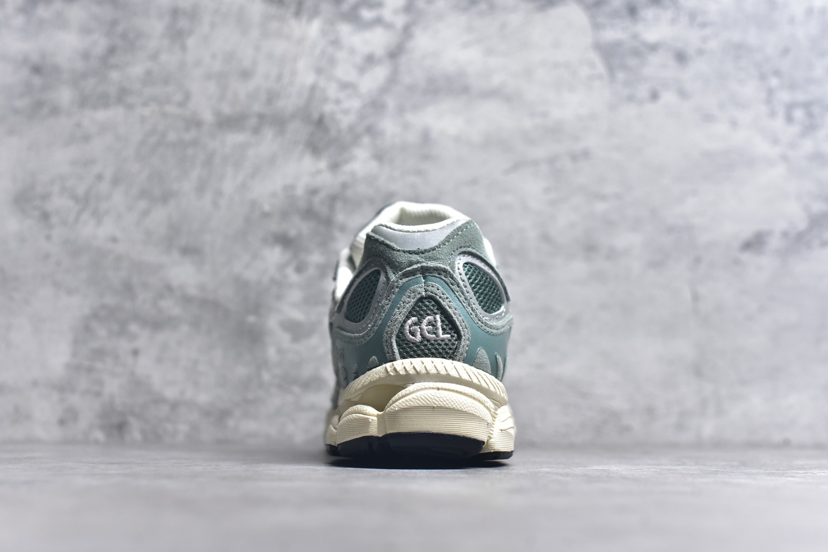 图片[5]-#Asics GEL-NYC 亚瑟士防滑耐磨透气低帮运动休闲鞋 GEL-NYC™ 运动鞋的灵感源自传统和现代高性能跑步风格 其鞋面结构参考了 2000 年代初的 GEL-NIMBUS™ 3 鞋 并将其与 MC-PLUS V 设计中的各种装饰融为一体 该工装通过使用 GEL-CUMULUS® 16 鞋的工装系统来对比鞋面的复古风格 通过轻质泡沫和 GEL® 技术嵌入物的结合 这种中底结构有助于创造先进的脚底舒适度 尺码：36 37 37.5 38 39 40.5 41.5 42 42.5 43.5 44 45-选品中心