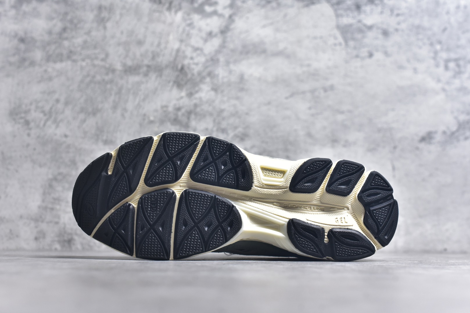 图片[6]-#Asics GEL-NYC 亚瑟士防滑耐磨透气低帮运动休闲鞋 GEL-NYC™ 运动鞋的灵感源自传统和现代高性能跑步风格 其鞋面结构参考了 2000 年代初的 GEL-NIMBUS™ 3 鞋 并将其与 MC-PLUS V 设计中的各种装饰融为一体 该工装通过使用 GEL-CUMULUS® 16 鞋的工装系统来对比鞋面的复古风格 通过轻质泡沫和 GEL® 技术嵌入物的结合 这种中底结构有助于创造先进的脚底舒适度 尺码：36 37 37.5 38 39 40.5 41.5 42 42.5 43.5 44 45-选品中心