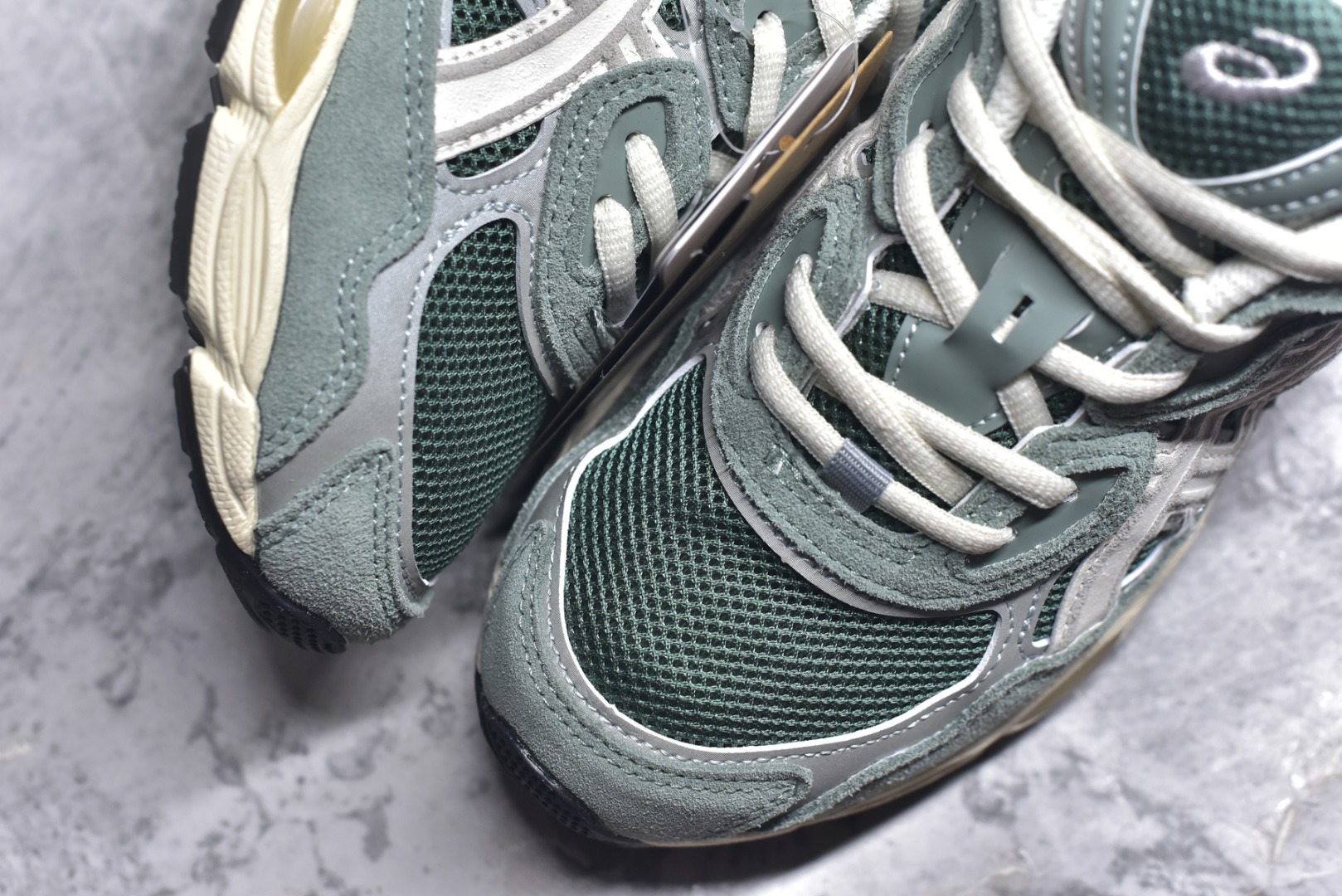 图片[8]-#Asics GEL-NYC 亚瑟士防滑耐磨透气低帮运动休闲鞋 GEL-NYC™ 运动鞋的灵感源自传统和现代高性能跑步风格 其鞋面结构参考了 2000 年代初的 GEL-NIMBUS™ 3 鞋 并将其与 MC-PLUS V 设计中的各种装饰融为一体 该工装通过使用 GEL-CUMULUS® 16 鞋的工装系统来对比鞋面的复古风格 通过轻质泡沫和 GEL® 技术嵌入物的结合 这种中底结构有助于创造先进的脚底舒适度 尺码：36 37 37.5 38 39 40.5 41.5 42 42.5 43.5 44 45-选品中心