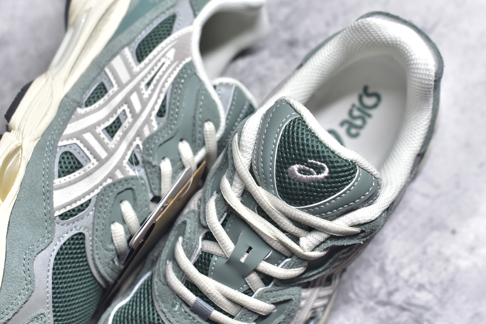 图片[9]-#Asics GEL-NYC 亚瑟士防滑耐磨透气低帮运动休闲鞋 GEL-NYC™ 运动鞋的灵感源自传统和现代高性能跑步风格 其鞋面结构参考了 2000 年代初的 GEL-NIMBUS™ 3 鞋 并将其与 MC-PLUS V 设计中的各种装饰融为一体 该工装通过使用 GEL-CUMULUS® 16 鞋的工装系统来对比鞋面的复古风格 通过轻质泡沫和 GEL® 技术嵌入物的结合 这种中底结构有助于创造先进的脚底舒适度 尺码：36 37 37.5 38 39 40.5 41.5 42 42.5 43.5 44 45-选品中心