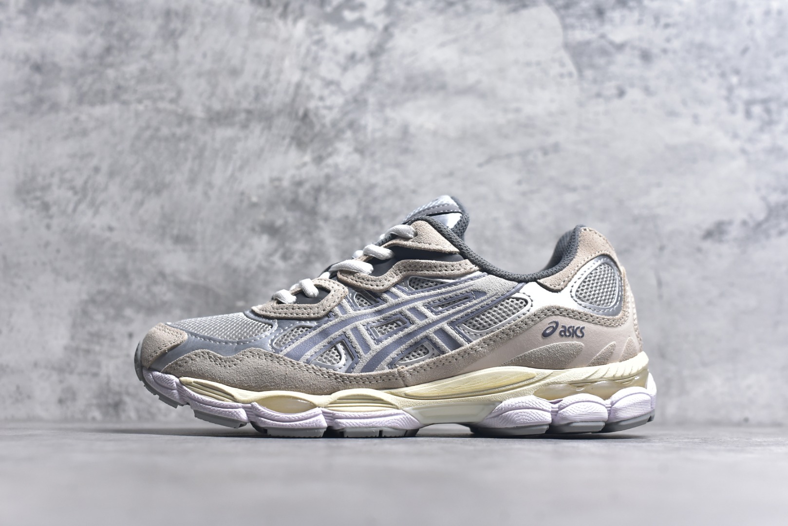 #Asics GEL-NYC 亚瑟士防滑耐磨透气低帮运动休闲鞋 GEL-NYC™ 运动鞋的灵感源自传统和现代高性能跑步风格 其鞋面结构参考了 2000 年代初的 GEL-NIMBUS™ 3 鞋 并将其与 MC-PLUS V 设计中的各种装饰融为一体 该工装通过使用 GEL-CUMULUS® 16 鞋的工装系统来对比鞋面的复古风格 通过轻质泡沫和 GEL® 技术嵌入物的结合 这种中底结构有助于创造先进的脚底舒适度 尺码：36 37 37.5 38 39 40.5 41.5 42 42.5 43.5 44 45-选品中心