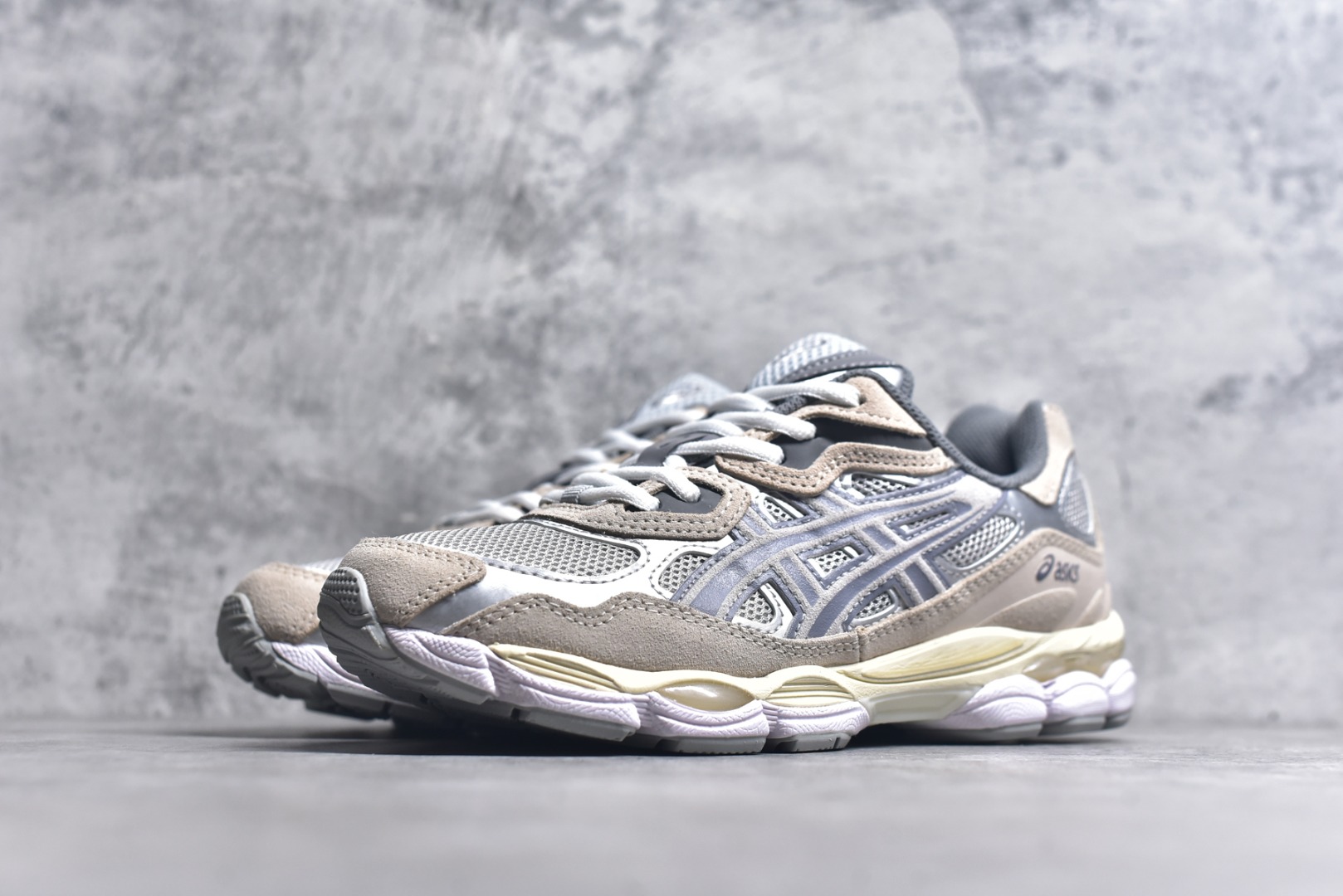 图片[2]-#Asics GEL-NYC 亚瑟士防滑耐磨透气低帮运动休闲鞋 GEL-NYC™ 运动鞋的灵感源自传统和现代高性能跑步风格 其鞋面结构参考了 2000 年代初的 GEL-NIMBUS™ 3 鞋 并将其与 MC-PLUS V 设计中的各种装饰融为一体 该工装通过使用 GEL-CUMULUS® 16 鞋的工装系统来对比鞋面的复古风格 通过轻质泡沫和 GEL® 技术嵌入物的结合 这种中底结构有助于创造先进的脚底舒适度 尺码：36 37 37.5 38 39 40.5 41.5 42 42.5 43.5 44 45-选品中心