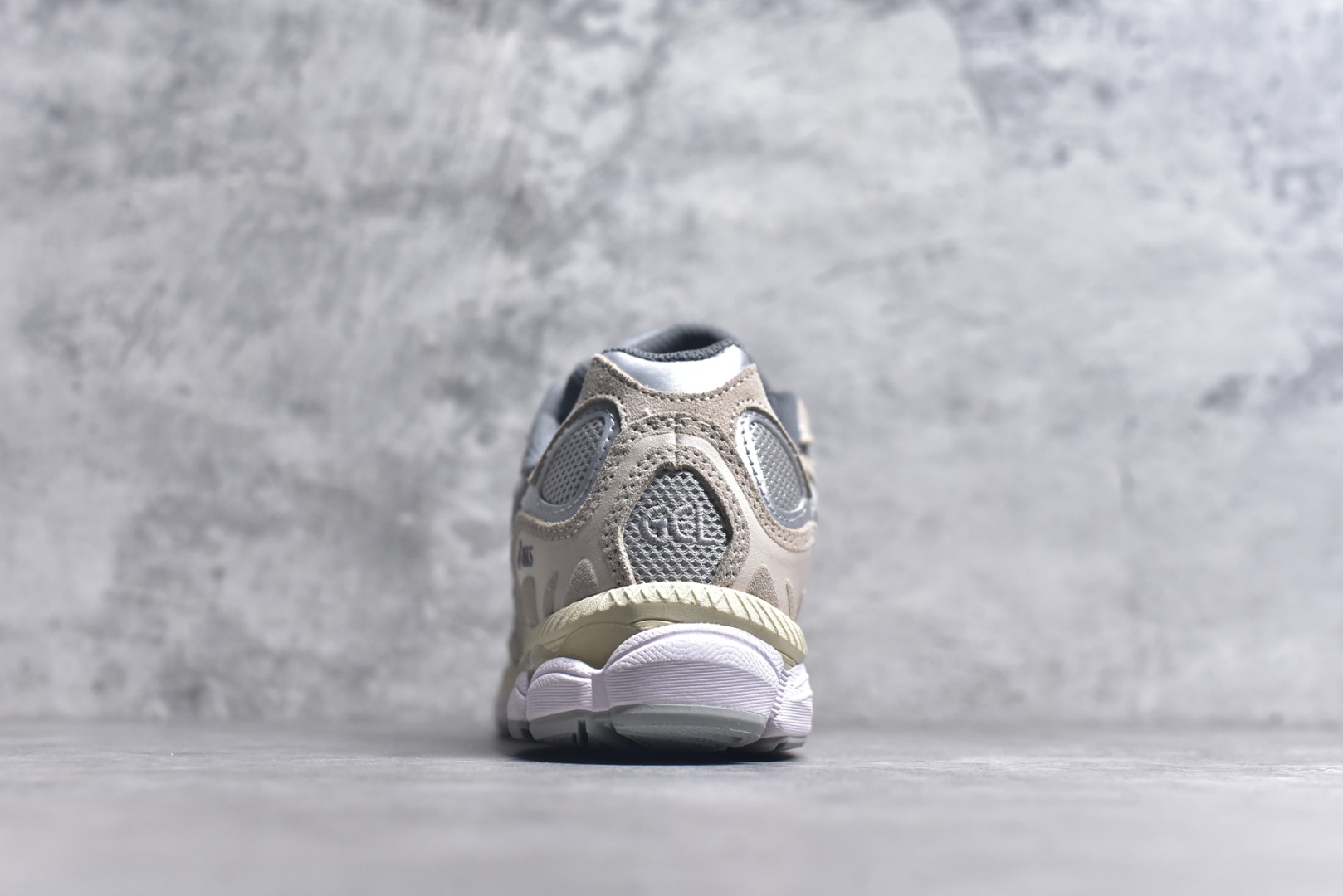 图片[5]-#Asics GEL-NYC 亚瑟士防滑耐磨透气低帮运动休闲鞋 GEL-NYC™ 运动鞋的灵感源自传统和现代高性能跑步风格 其鞋面结构参考了 2000 年代初的 GEL-NIMBUS™ 3 鞋 并将其与 MC-PLUS V 设计中的各种装饰融为一体 该工装通过使用 GEL-CUMULUS® 16 鞋的工装系统来对比鞋面的复古风格 通过轻质泡沫和 GEL® 技术嵌入物的结合 这种中底结构有助于创造先进的脚底舒适度 尺码：36 37 37.5 38 39 40.5 41.5 42 42.5 43.5 44 45-选品中心