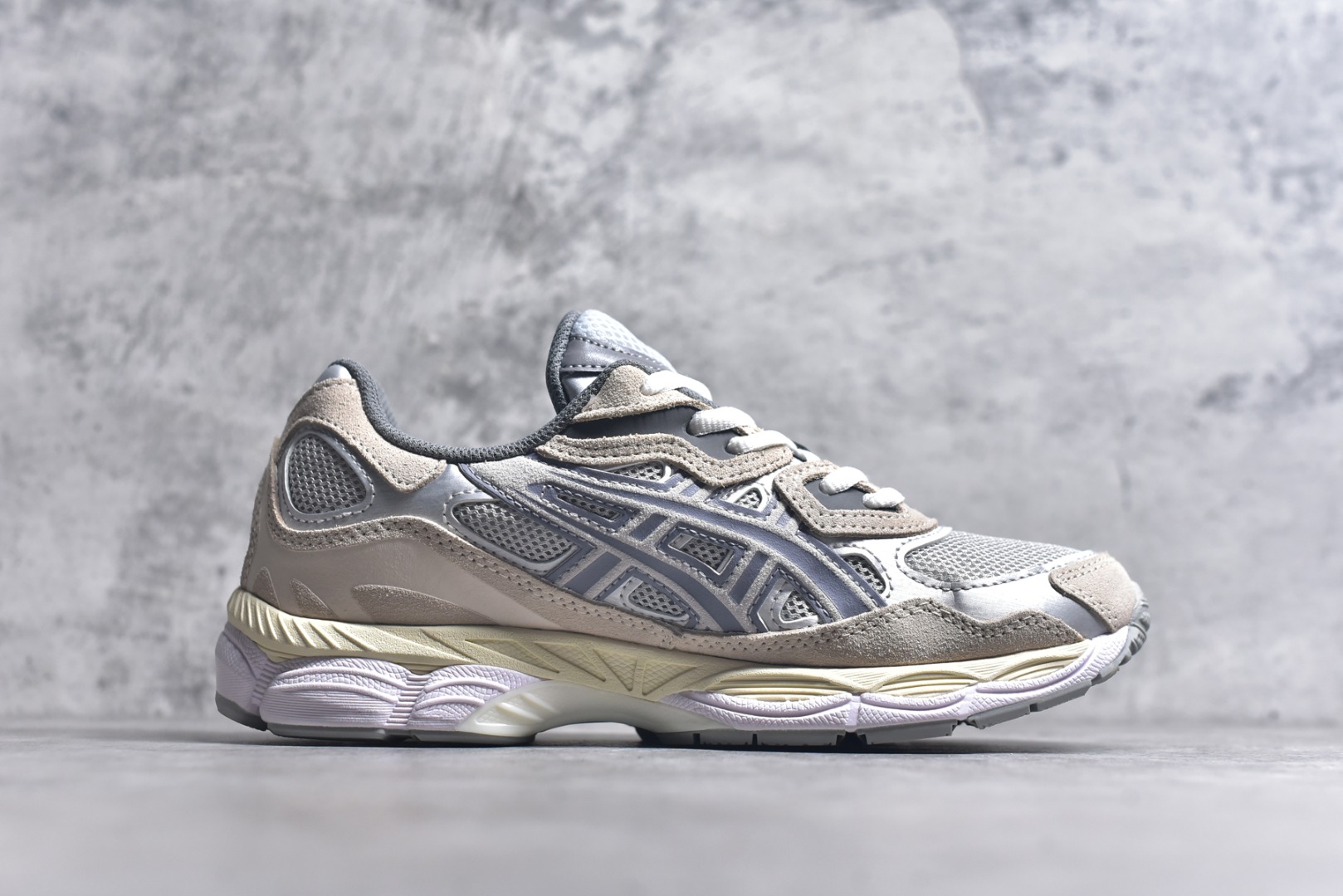 图片[3]-#Asics GEL-NYC 亚瑟士防滑耐磨透气低帮运动休闲鞋 GEL-NYC™ 运动鞋的灵感源自传统和现代高性能跑步风格 其鞋面结构参考了 2000 年代初的 GEL-NIMBUS™ 3 鞋 并将其与 MC-PLUS V 设计中的各种装饰融为一体 该工装通过使用 GEL-CUMULUS® 16 鞋的工装系统来对比鞋面的复古风格 通过轻质泡沫和 GEL® 技术嵌入物的结合 这种中底结构有助于创造先进的脚底舒适度 尺码：36 37 37.5 38 39 40.5 41.5 42 42.5 43.5 44 45-选品中心