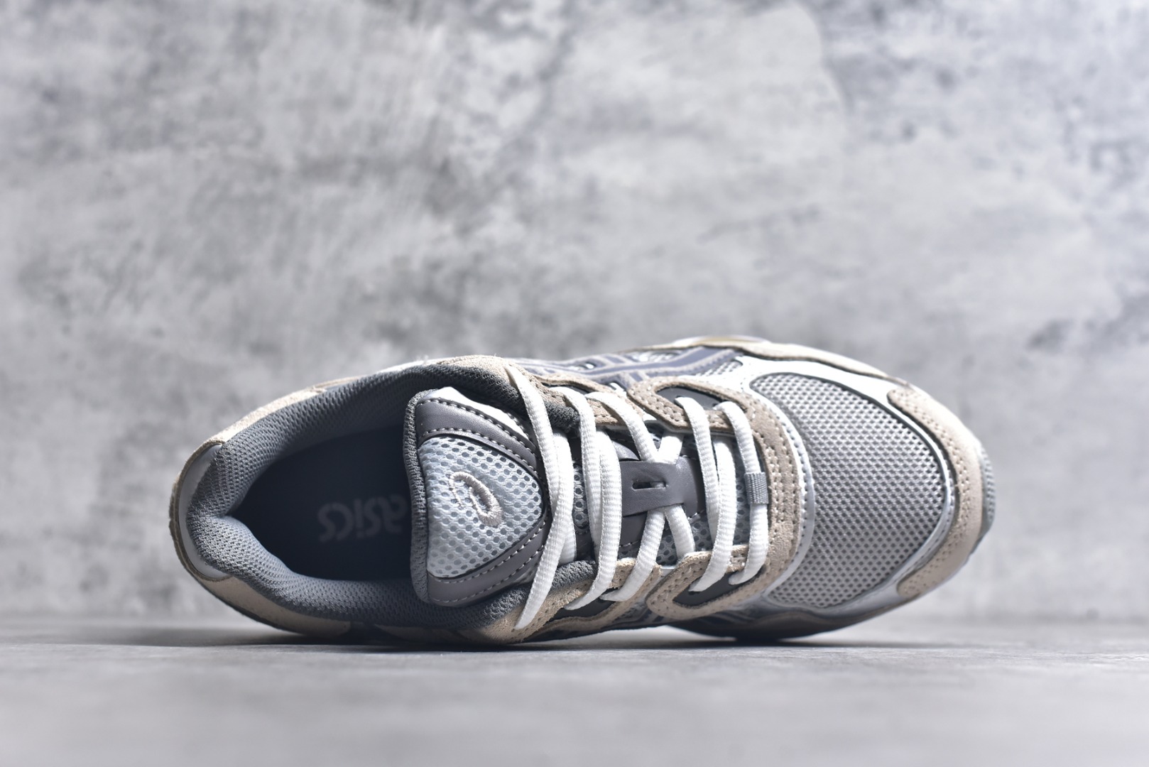 图片[4]-#Asics GEL-NYC 亚瑟士防滑耐磨透气低帮运动休闲鞋 GEL-NYC™ 运动鞋的灵感源自传统和现代高性能跑步风格 其鞋面结构参考了 2000 年代初的 GEL-NIMBUS™ 3 鞋 并将其与 MC-PLUS V 设计中的各种装饰融为一体 该工装通过使用 GEL-CUMULUS® 16 鞋的工装系统来对比鞋面的复古风格 通过轻质泡沫和 GEL® 技术嵌入物的结合 这种中底结构有助于创造先进的脚底舒适度 尺码：36 37 37.5 38 39 40.5 41.5 42 42.5 43.5 44 45-选品中心