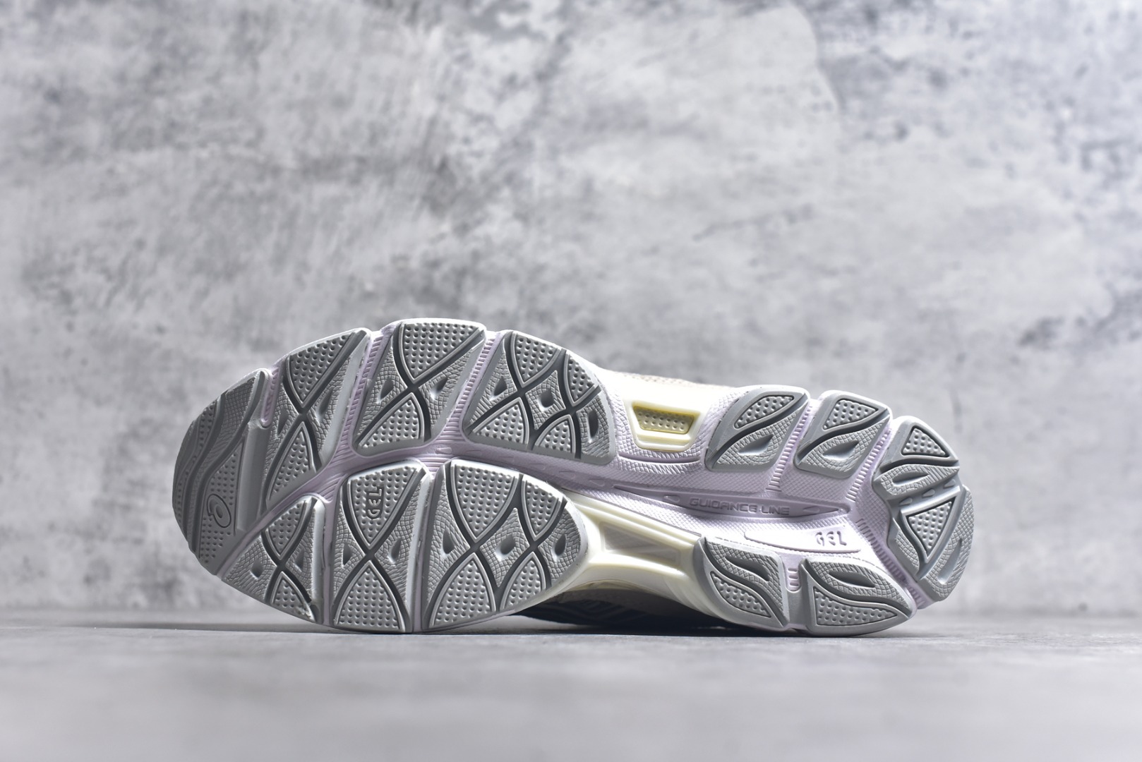 图片[6]-#Asics GEL-NYC 亚瑟士防滑耐磨透气低帮运动休闲鞋 GEL-NYC™ 运动鞋的灵感源自传统和现代高性能跑步风格 其鞋面结构参考了 2000 年代初的 GEL-NIMBUS™ 3 鞋 并将其与 MC-PLUS V 设计中的各种装饰融为一体 该工装通过使用 GEL-CUMULUS® 16 鞋的工装系统来对比鞋面的复古风格 通过轻质泡沫和 GEL® 技术嵌入物的结合 这种中底结构有助于创造先进的脚底舒适度 尺码：36 37 37.5 38 39 40.5 41.5 42 42.5 43.5 44 45-选品中心