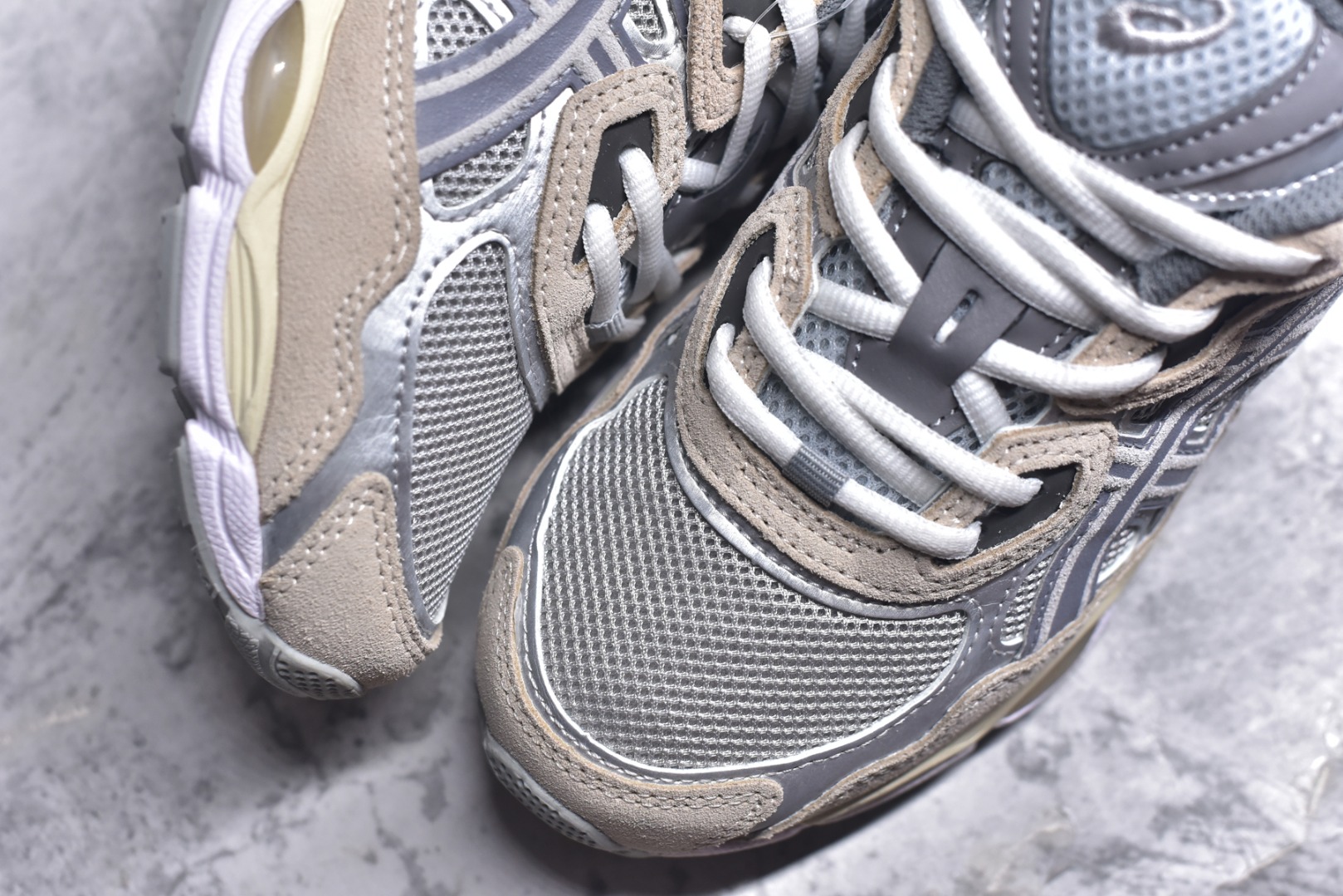 图片[8]-#Asics GEL-NYC 亚瑟士防滑耐磨透气低帮运动休闲鞋 GEL-NYC™ 运动鞋的灵感源自传统和现代高性能跑步风格 其鞋面结构参考了 2000 年代初的 GEL-NIMBUS™ 3 鞋 并将其与 MC-PLUS V 设计中的各种装饰融为一体 该工装通过使用 GEL-CUMULUS® 16 鞋的工装系统来对比鞋面的复古风格 通过轻质泡沫和 GEL® 技术嵌入物的结合 这种中底结构有助于创造先进的脚底舒适度 尺码：36 37 37.5 38 39 40.5 41.5 42 42.5 43.5 44 45-选品中心