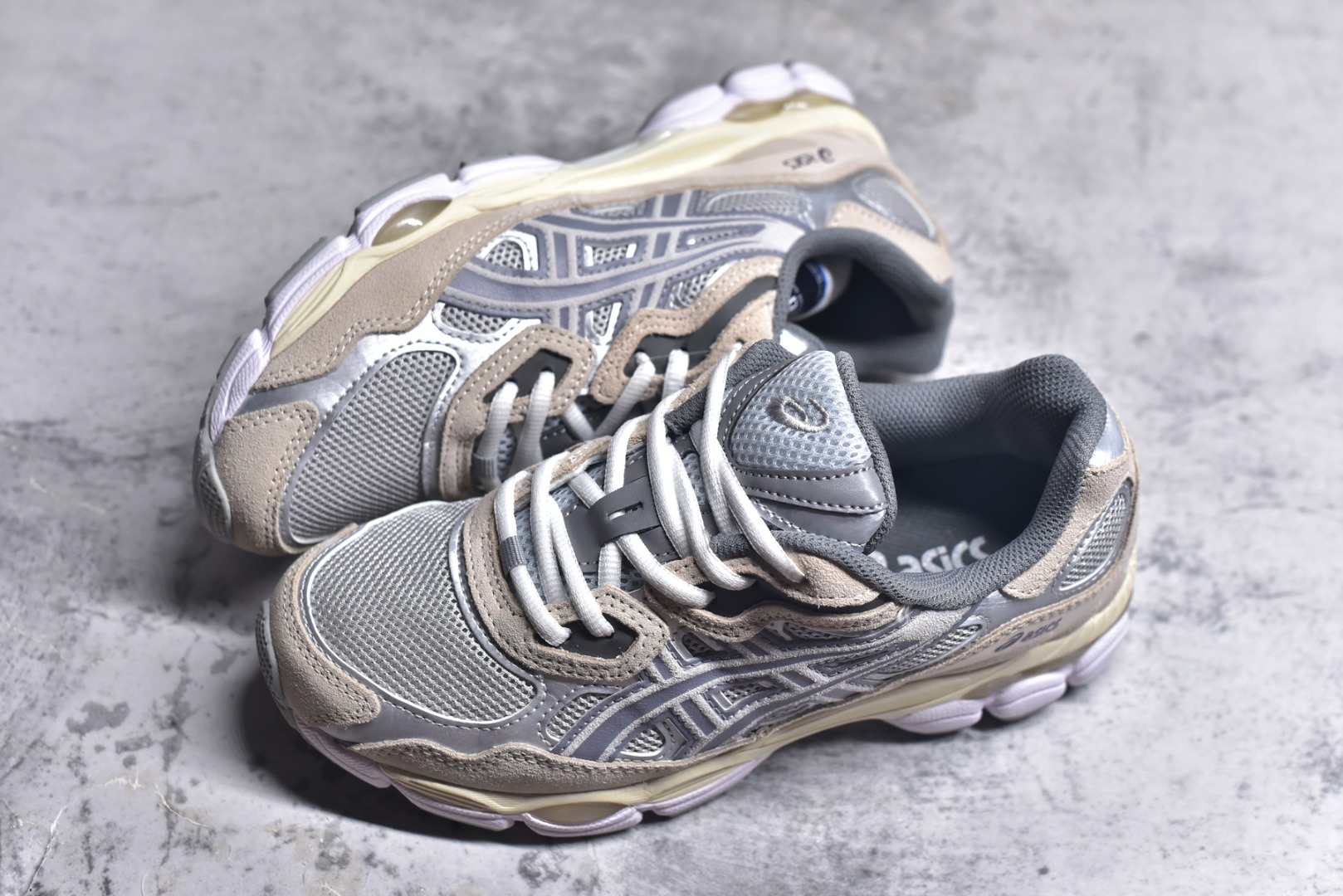 图片[7]-#Asics GEL-NYC 亚瑟士防滑耐磨透气低帮运动休闲鞋 GEL-NYC™ 运动鞋的灵感源自传统和现代高性能跑步风格 其鞋面结构参考了 2000 年代初的 GEL-NIMBUS™ 3 鞋 并将其与 MC-PLUS V 设计中的各种装饰融为一体 该工装通过使用 GEL-CUMULUS® 16 鞋的工装系统来对比鞋面的复古风格 通过轻质泡沫和 GEL® 技术嵌入物的结合 这种中底结构有助于创造先进的脚底舒适度 尺码：36 37 37.5 38 39 40.5 41.5 42 42.5 43.5 44 45-选品中心