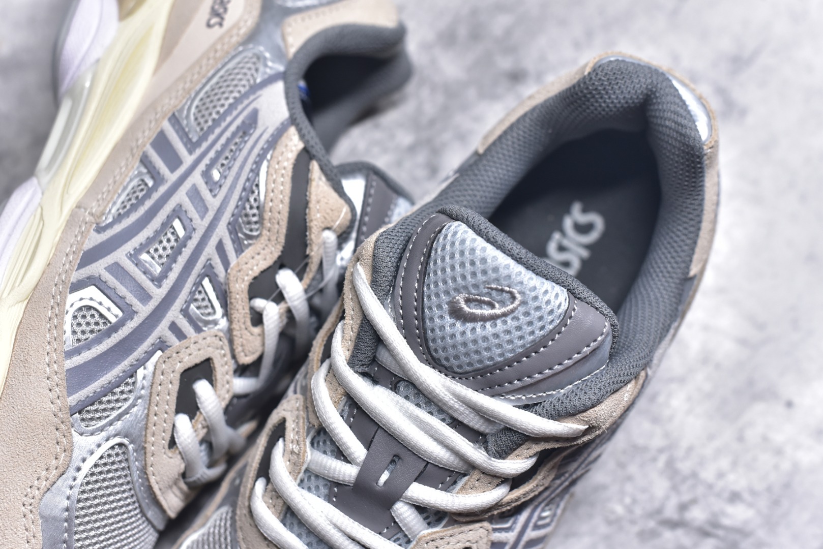 图片[9]-#Asics GEL-NYC 亚瑟士防滑耐磨透气低帮运动休闲鞋 GEL-NYC™ 运动鞋的灵感源自传统和现代高性能跑步风格 其鞋面结构参考了 2000 年代初的 GEL-NIMBUS™ 3 鞋 并将其与 MC-PLUS V 设计中的各种装饰融为一体 该工装通过使用 GEL-CUMULUS® 16 鞋的工装系统来对比鞋面的复古风格 通过轻质泡沫和 GEL® 技术嵌入物的结合 这种中底结构有助于创造先进的脚底舒适度 尺码：36 37 37.5 38 39 40.5 41.5 42 42.5 43.5 44 45-选品中心