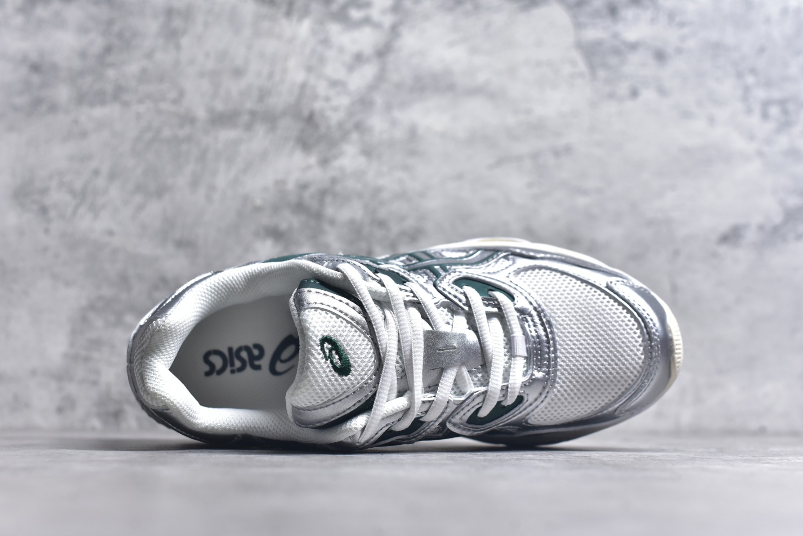 图片[4]-#Asics GEL-NYC 亚瑟士防滑耐磨透气低帮运动休闲鞋 GEL-NYC™ 运动鞋的灵感源自传统和现代高性能跑步风格 其鞋面结构参考了 2000 年代初的 GEL-NIMBUS™ 3 鞋 并将其与 MC-PLUS V 设计中的各种装饰融为一体 该工装通过使用 GEL-CUMULUS® 16 鞋的工装系统来对比鞋面的复古风格 通过轻质泡沫和 GEL® 技术嵌入物的结合 这种中底结构有助于创造先进的脚底舒适度 尺码：36 37 37.5 38 39 40.5 41.5 42 42.5 43.5 44 45-选品中心