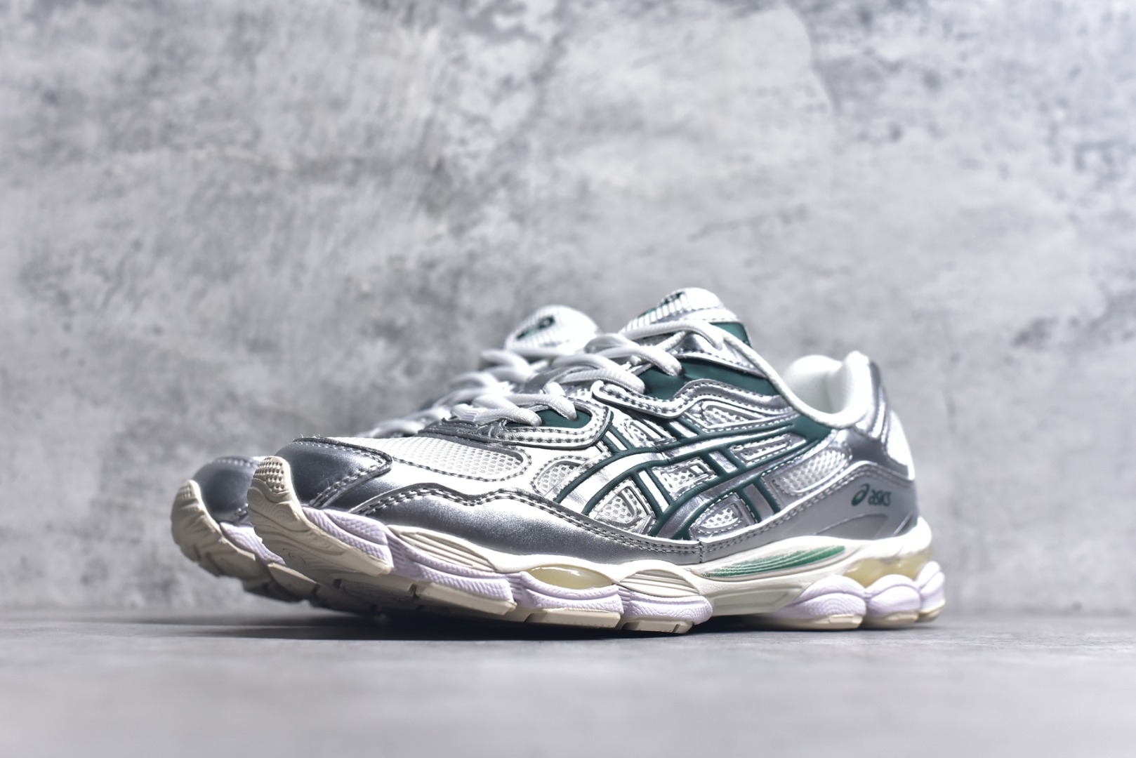 图片[2]-#Asics GEL-NYC 亚瑟士防滑耐磨透气低帮运动休闲鞋 GEL-NYC™ 运动鞋的灵感源自传统和现代高性能跑步风格 其鞋面结构参考了 2000 年代初的 GEL-NIMBUS™ 3 鞋 并将其与 MC-PLUS V 设计中的各种装饰融为一体 该工装通过使用 GEL-CUMULUS® 16 鞋的工装系统来对比鞋面的复古风格 通过轻质泡沫和 GEL® 技术嵌入物的结合 这种中底结构有助于创造先进的脚底舒适度 尺码：36 37 37.5 38 39 40.5 41.5 42 42.5 43.5 44 45-选品中心