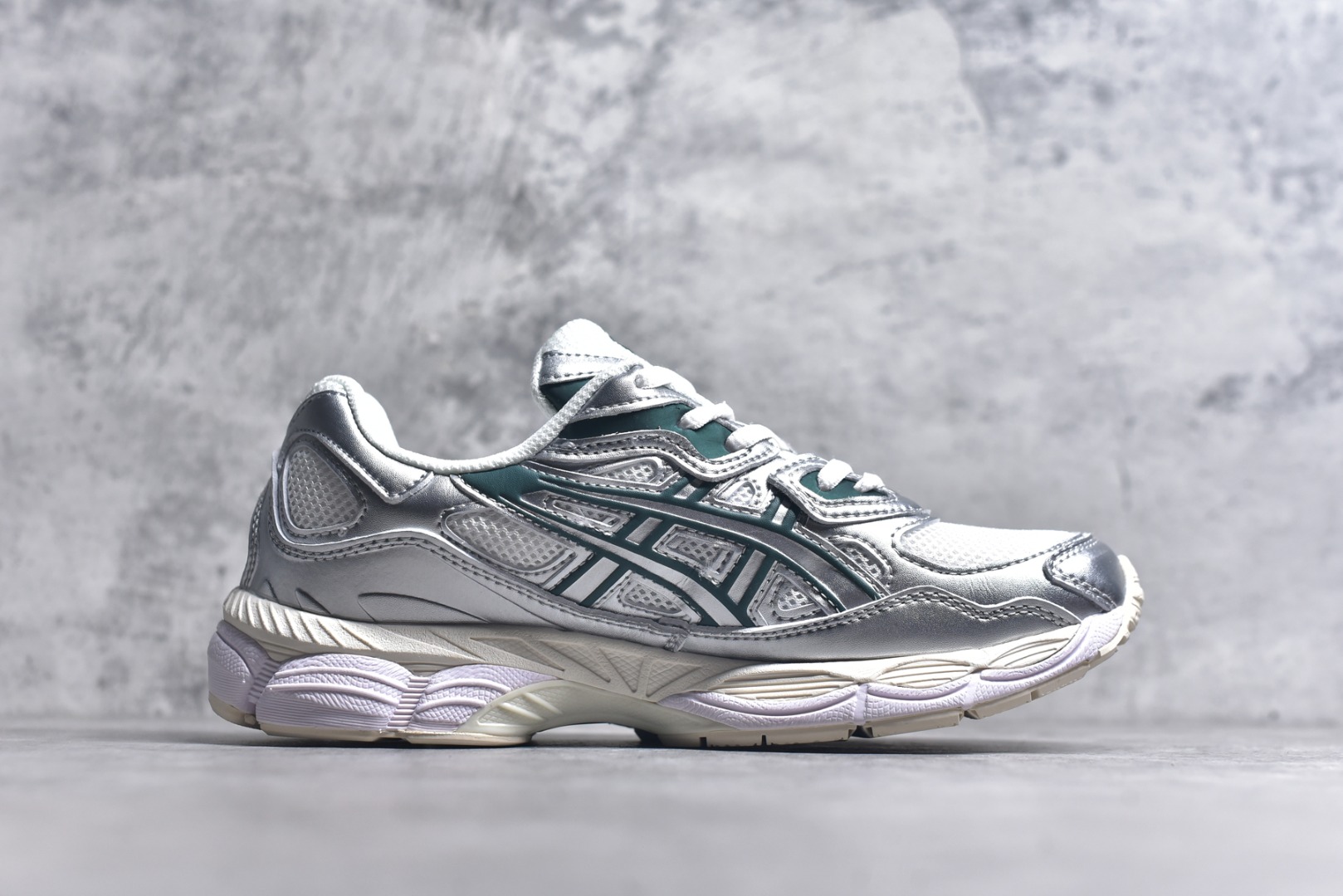 图片[3]-#Asics GEL-NYC 亚瑟士防滑耐磨透气低帮运动休闲鞋 GEL-NYC™ 运动鞋的灵感源自传统和现代高性能跑步风格 其鞋面结构参考了 2000 年代初的 GEL-NIMBUS™ 3 鞋 并将其与 MC-PLUS V 设计中的各种装饰融为一体 该工装通过使用 GEL-CUMULUS® 16 鞋的工装系统来对比鞋面的复古风格 通过轻质泡沫和 GEL® 技术嵌入物的结合 这种中底结构有助于创造先进的脚底舒适度 尺码：36 37 37.5 38 39 40.5 41.5 42 42.5 43.5 44 45-选品中心