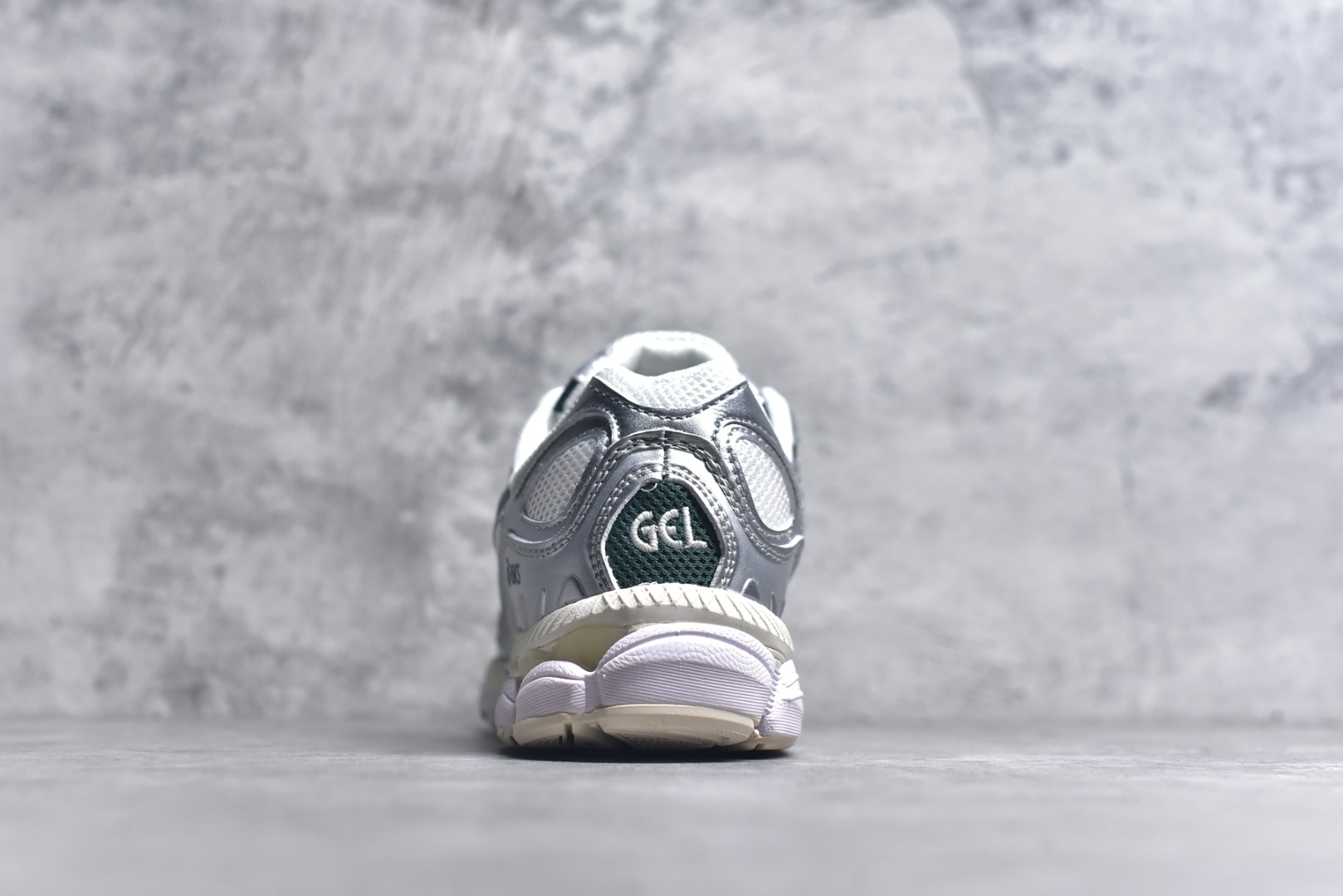 图片[5]-#Asics GEL-NYC 亚瑟士防滑耐磨透气低帮运动休闲鞋 GEL-NYC™ 运动鞋的灵感源自传统和现代高性能跑步风格 其鞋面结构参考了 2000 年代初的 GEL-NIMBUS™ 3 鞋 并将其与 MC-PLUS V 设计中的各种装饰融为一体 该工装通过使用 GEL-CUMULUS® 16 鞋的工装系统来对比鞋面的复古风格 通过轻质泡沫和 GEL® 技术嵌入物的结合 这种中底结构有助于创造先进的脚底舒适度 尺码：36 37 37.5 38 39 40.5 41.5 42 42.5 43.5 44 45-选品中心