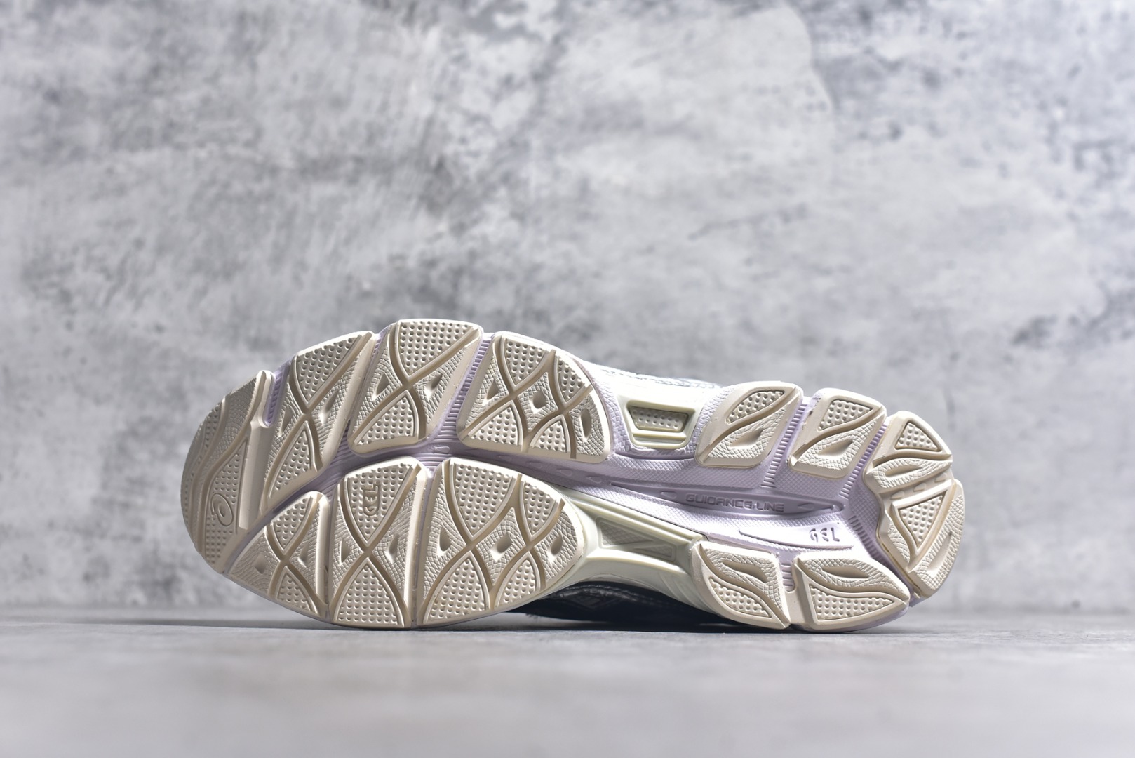 图片[6]-#Asics GEL-NYC 亚瑟士防滑耐磨透气低帮运动休闲鞋 GEL-NYC™ 运动鞋的灵感源自传统和现代高性能跑步风格 其鞋面结构参考了 2000 年代初的 GEL-NIMBUS™ 3 鞋 并将其与 MC-PLUS V 设计中的各种装饰融为一体 该工装通过使用 GEL-CUMULUS® 16 鞋的工装系统来对比鞋面的复古风格 通过轻质泡沫和 GEL® 技术嵌入物的结合 这种中底结构有助于创造先进的脚底舒适度 尺码：36 37 37.5 38 39 40.5 41.5 42 42.5 43.5 44 45-选品中心