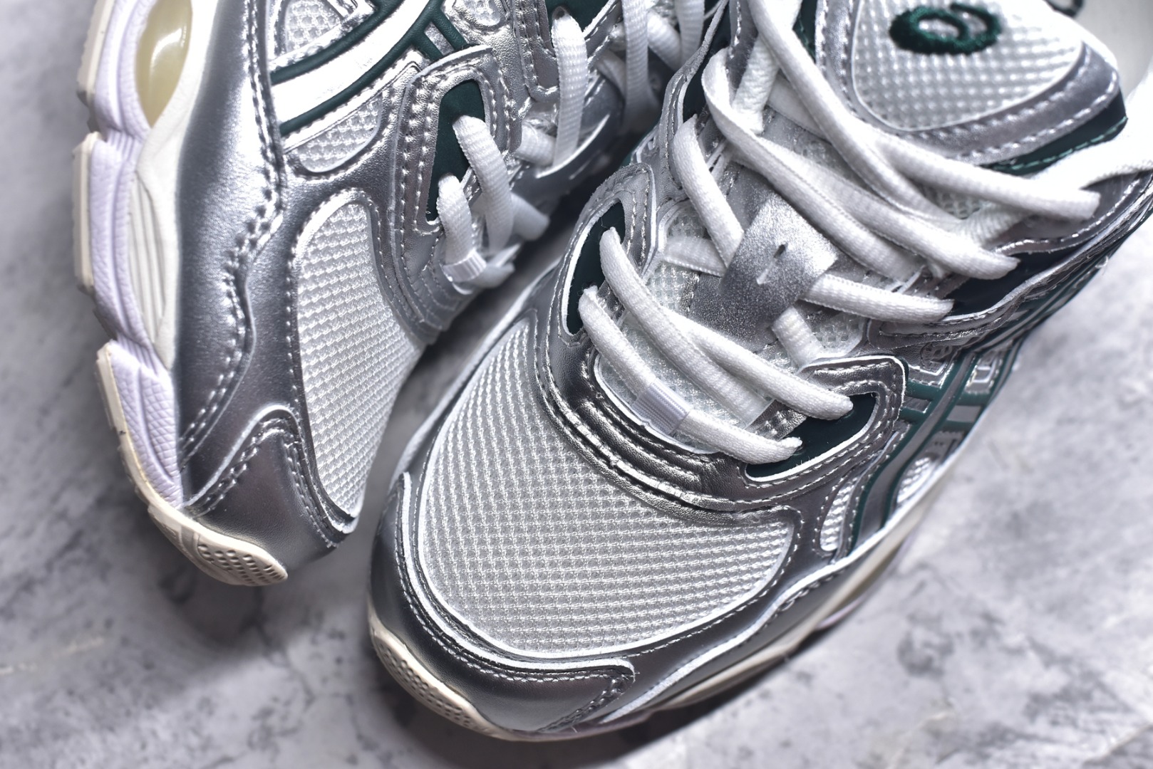 图片[8]-#Asics GEL-NYC 亚瑟士防滑耐磨透气低帮运动休闲鞋 GEL-NYC™ 运动鞋的灵感源自传统和现代高性能跑步风格 其鞋面结构参考了 2000 年代初的 GEL-NIMBUS™ 3 鞋 并将其与 MC-PLUS V 设计中的各种装饰融为一体 该工装通过使用 GEL-CUMULUS® 16 鞋的工装系统来对比鞋面的复古风格 通过轻质泡沫和 GEL® 技术嵌入物的结合 这种中底结构有助于创造先进的脚底舒适度 尺码：36 37 37.5 38 39 40.5 41.5 42 42.5 43.5 44 45-选品中心