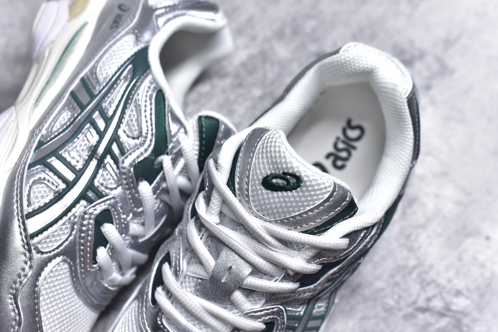 图片[9]-#Asics GEL-NYC 亚瑟士防滑耐磨透气低帮运动休闲鞋 GEL-NYC™ 运动鞋的灵感源自传统和现代高性能跑步风格 其鞋面结构参考了 2000 年代初的 GEL-NIMBUS™ 3 鞋 并将其与 MC-PLUS V 设计中的各种装饰融为一体 该工装通过使用 GEL-CUMULUS® 16 鞋的工装系统来对比鞋面的复古风格 通过轻质泡沫和 GEL® 技术嵌入物的结合 这种中底结构有助于创造先进的脚底舒适度 尺码：36 37 37.5 38 39 40.5 41.5 42 42.5 43.5 44 45-选品中心