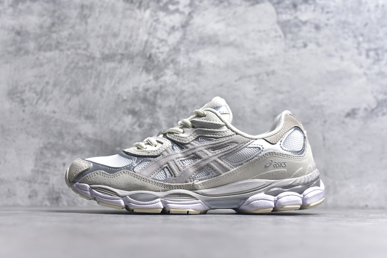 #Asics GEL-NYC 亚瑟士防滑耐磨透气低帮运动休闲鞋 GEL-NYC™ 运动鞋的灵感源自传统和现代高性能跑步风格 其鞋面结构参考了 2000 年代初的 GEL-NIMBUS™ 3 鞋 并将其与 MC-PLUS V 设计中的各种装饰融为一体 该工装通过使用 GEL-CUMULUS® 16 鞋的工装系统来对比鞋面的复古风格 通过轻质泡沫和 GEL® 技术嵌入物的结合 这种中底结构有助于创造先进的脚底舒适度 尺码：36 37 37.5 38 39 40.5 41.5 42 42.5 43.5 44 45-选品中心