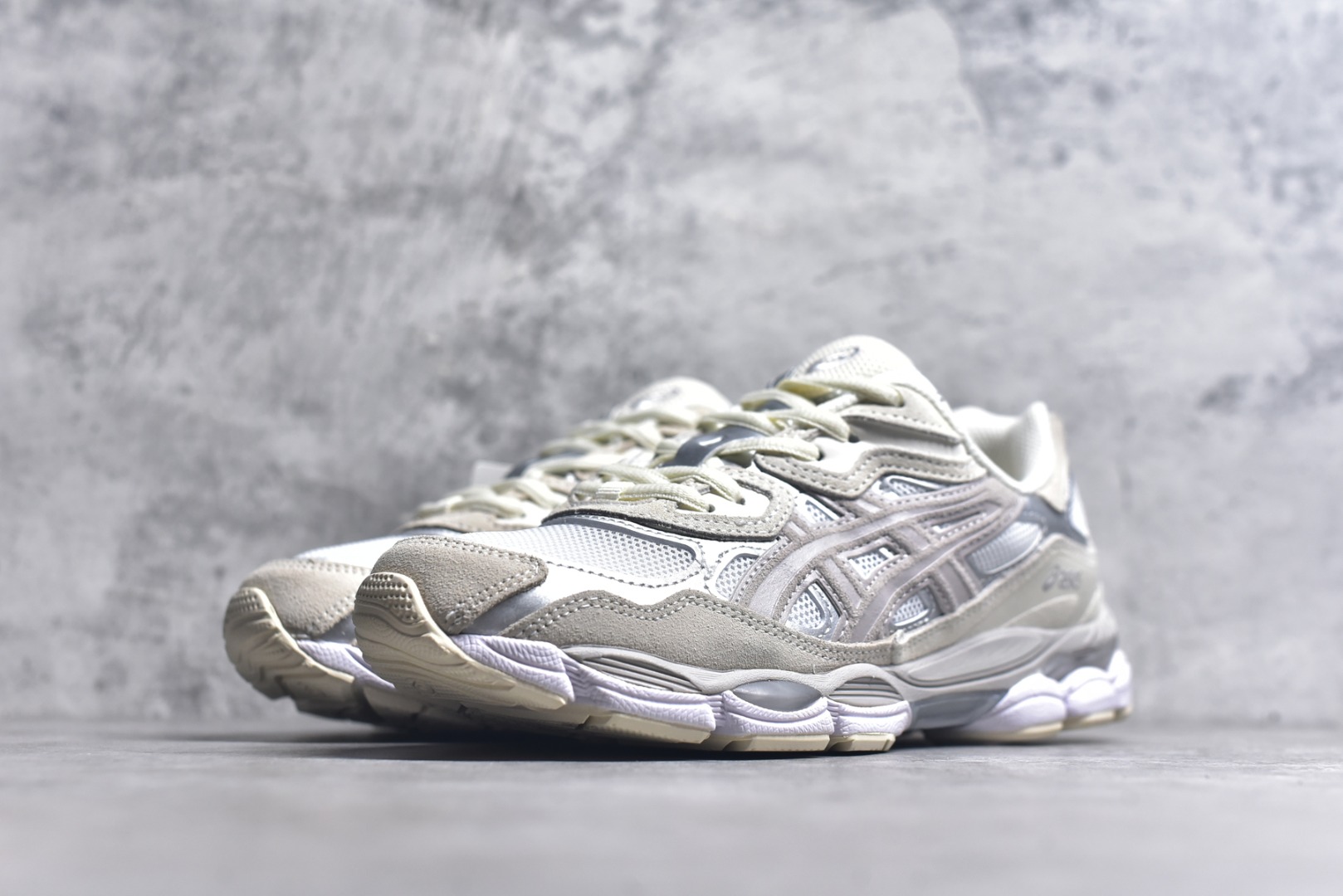 图片[2]-#Asics GEL-NYC 亚瑟士防滑耐磨透气低帮运动休闲鞋 GEL-NYC™ 运动鞋的灵感源自传统和现代高性能跑步风格 其鞋面结构参考了 2000 年代初的 GEL-NIMBUS™ 3 鞋 并将其与 MC-PLUS V 设计中的各种装饰融为一体 该工装通过使用 GEL-CUMULUS® 16 鞋的工装系统来对比鞋面的复古风格 通过轻质泡沫和 GEL® 技术嵌入物的结合 这种中底结构有助于创造先进的脚底舒适度 尺码：36 37 37.5 38 39 40.5 41.5 42 42.5 43.5 44 45-选品中心