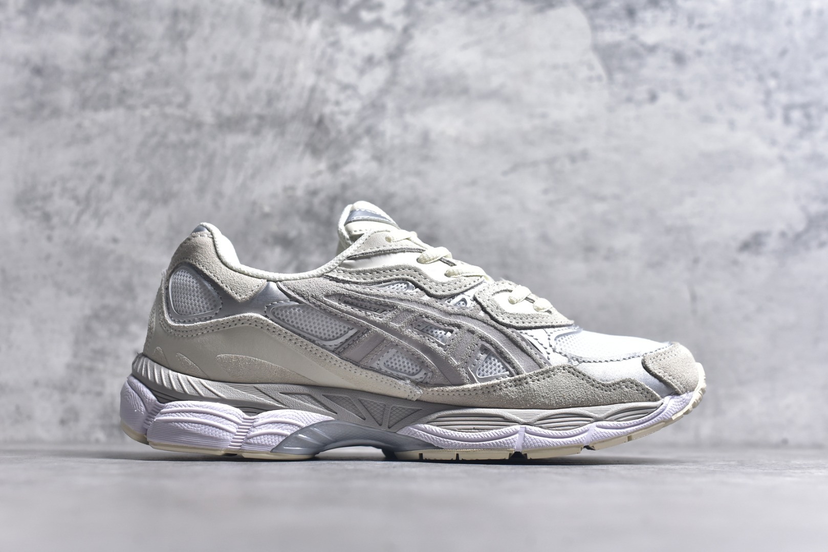 图片[3]-#Asics GEL-NYC 亚瑟士防滑耐磨透气低帮运动休闲鞋 GEL-NYC™ 运动鞋的灵感源自传统和现代高性能跑步风格 其鞋面结构参考了 2000 年代初的 GEL-NIMBUS™ 3 鞋 并将其与 MC-PLUS V 设计中的各种装饰融为一体 该工装通过使用 GEL-CUMULUS® 16 鞋的工装系统来对比鞋面的复古风格 通过轻质泡沫和 GEL® 技术嵌入物的结合 这种中底结构有助于创造先进的脚底舒适度 尺码：36 37 37.5 38 39 40.5 41.5 42 42.5 43.5 44 45-选品中心