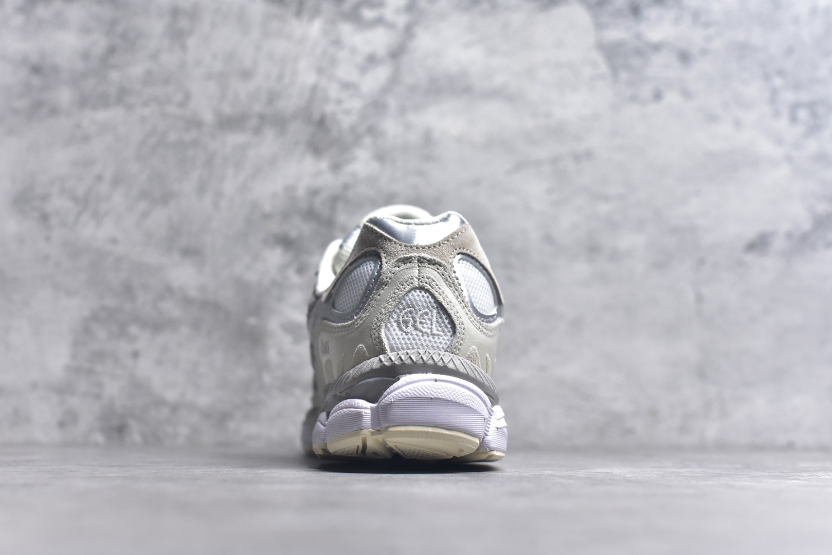 图片[5]-#Asics GEL-NYC 亚瑟士防滑耐磨透气低帮运动休闲鞋 GEL-NYC™ 运动鞋的灵感源自传统和现代高性能跑步风格 其鞋面结构参考了 2000 年代初的 GEL-NIMBUS™ 3 鞋 并将其与 MC-PLUS V 设计中的各种装饰融为一体 该工装通过使用 GEL-CUMULUS® 16 鞋的工装系统来对比鞋面的复古风格 通过轻质泡沫和 GEL® 技术嵌入物的结合 这种中底结构有助于创造先进的脚底舒适度 尺码：36 37 37.5 38 39 40.5 41.5 42 42.5 43.5 44 45-选品中心