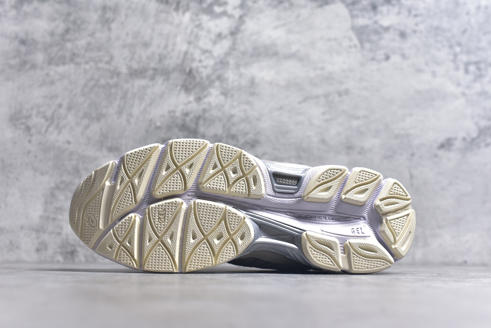 图片[6]-#Asics GEL-NYC 亚瑟士防滑耐磨透气低帮运动休闲鞋 GEL-NYC™ 运动鞋的灵感源自传统和现代高性能跑步风格 其鞋面结构参考了 2000 年代初的 GEL-NIMBUS™ 3 鞋 并将其与 MC-PLUS V 设计中的各种装饰融为一体 该工装通过使用 GEL-CUMULUS® 16 鞋的工装系统来对比鞋面的复古风格 通过轻质泡沫和 GEL® 技术嵌入物的结合 这种中底结构有助于创造先进的脚底舒适度 尺码：36 37 37.5 38 39 40.5 41.5 42 42.5 43.5 44 45-选品中心