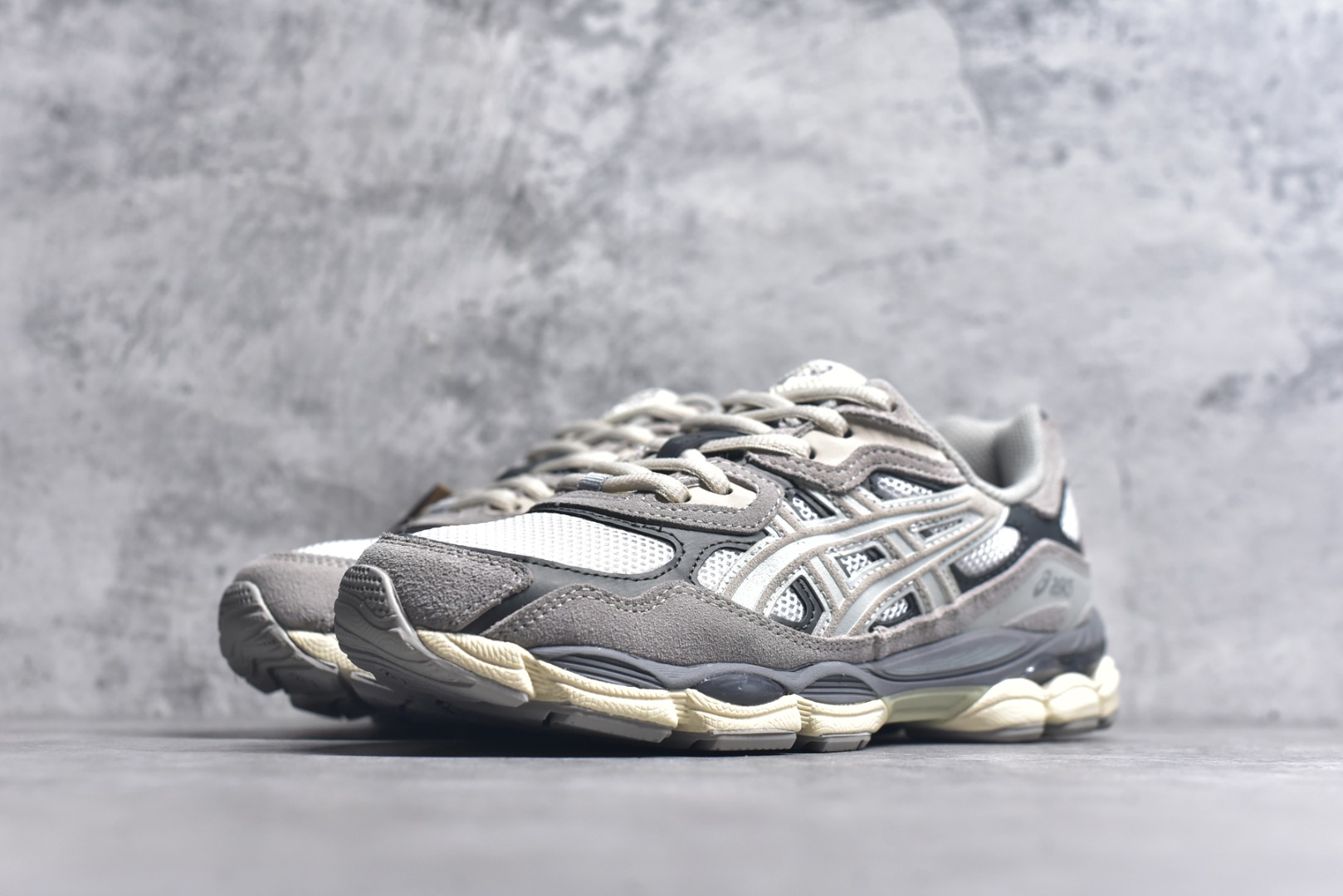 图片[2]-#Asics GEL-NYC 亚瑟士防滑耐磨透气低帮运动休闲鞋 GEL-NYC™ 运动鞋的灵感源自传统和现代高性能跑步风格 其鞋面结构参考了 2000 年代初的 GEL-NIMBUS™ 3 鞋 并将其与 MC-PLUS V 设计中的各种装饰融为一体 该工装通过使用 GEL-CUMULUS® 16 鞋的工装系统来对比鞋面的复古风格 通过轻质泡沫和 GEL® 技术嵌入物的结合 这种中底结构有助于创造先进的脚底舒适度 尺码：36 37 37.5 38 39 40.5 41.5 42 42.5 43.5 44 45-选品中心