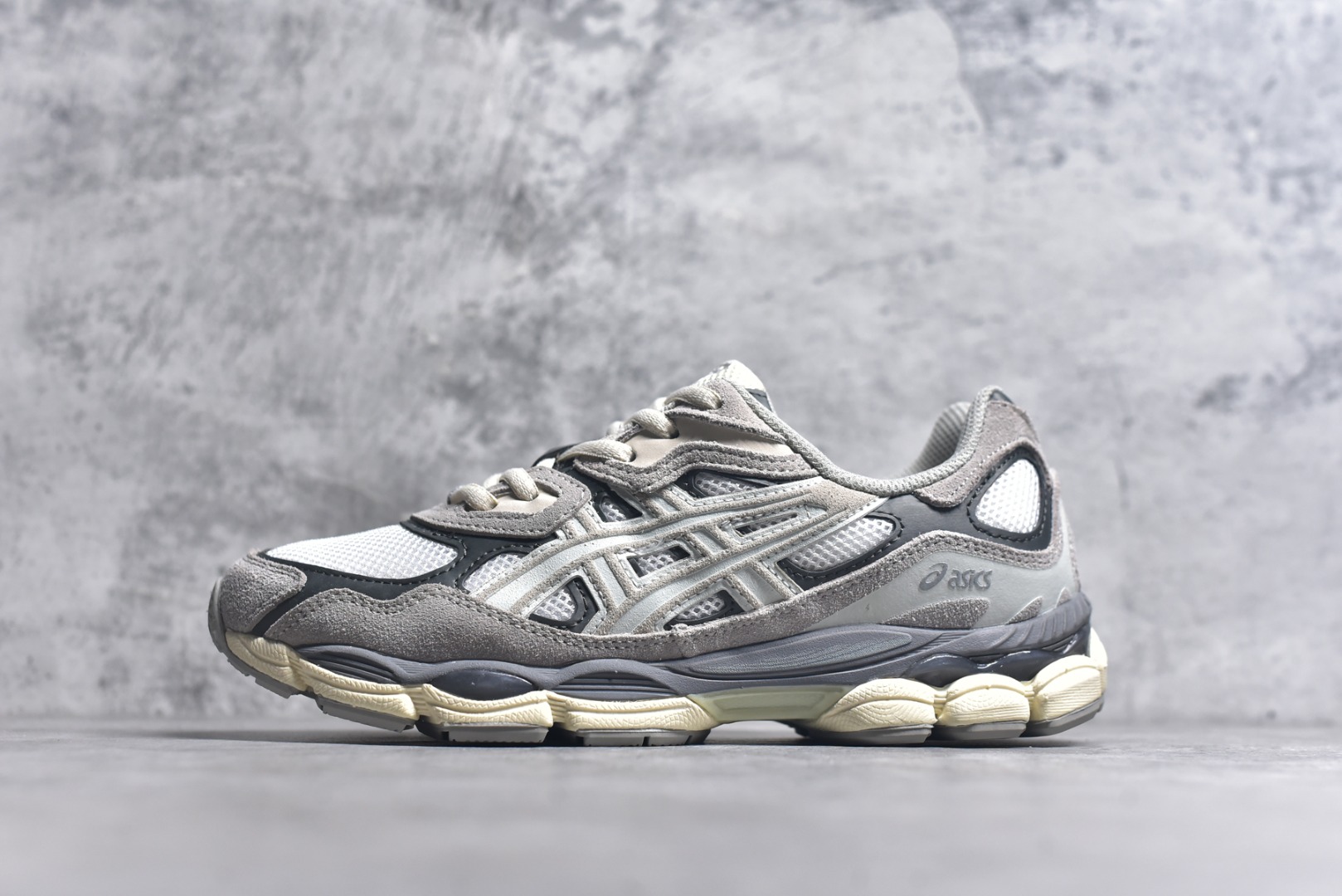 #Asics GEL-NYC 亚瑟士防滑耐磨透气低帮运动休闲鞋 GEL-NYC™ 运动鞋的灵感源自传统和现代高性能跑步风格 其鞋面结构参考了 2000 年代初的 GEL-NIMBUS™ 3 鞋 并将其与 MC-PLUS V 设计中的各种装饰融为一体 该工装通过使用 GEL-CUMULUS® 16 鞋的工装系统来对比鞋面的复古风格 通过轻质泡沫和 GEL® 技术嵌入物的结合 这种中底结构有助于创造先进的脚底舒适度 尺码：36 37 37.5 38 39 40.5 41.5 42 42.5 43.5 44 45-选品中心