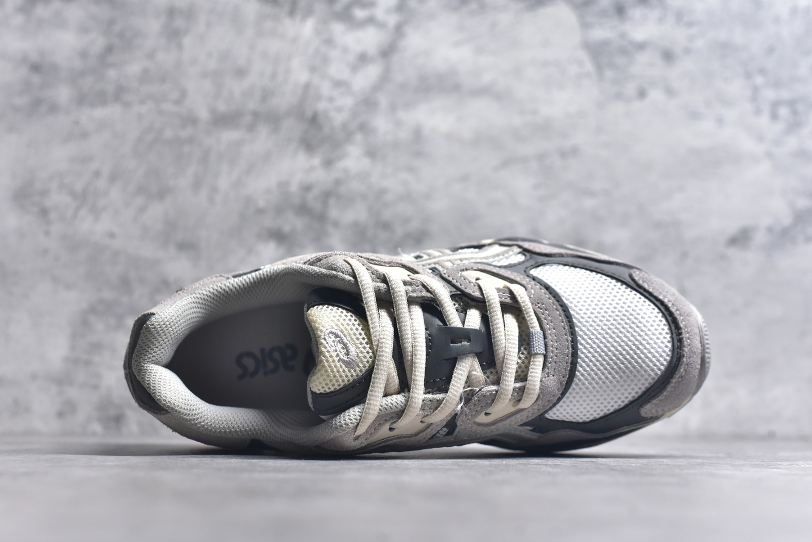 图片[4]-#Asics GEL-NYC 亚瑟士防滑耐磨透气低帮运动休闲鞋 GEL-NYC™ 运动鞋的灵感源自传统和现代高性能跑步风格 其鞋面结构参考了 2000 年代初的 GEL-NIMBUS™ 3 鞋 并将其与 MC-PLUS V 设计中的各种装饰融为一体 该工装通过使用 GEL-CUMULUS® 16 鞋的工装系统来对比鞋面的复古风格 通过轻质泡沫和 GEL® 技术嵌入物的结合 这种中底结构有助于创造先进的脚底舒适度 尺码：36 37 37.5 38 39 40.5 41.5 42 42.5 43.5 44 45-选品中心