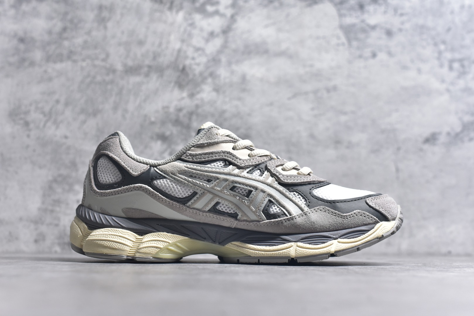 图片[3]-#Asics GEL-NYC 亚瑟士防滑耐磨透气低帮运动休闲鞋 GEL-NYC™ 运动鞋的灵感源自传统和现代高性能跑步风格 其鞋面结构参考了 2000 年代初的 GEL-NIMBUS™ 3 鞋 并将其与 MC-PLUS V 设计中的各种装饰融为一体 该工装通过使用 GEL-CUMULUS® 16 鞋的工装系统来对比鞋面的复古风格 通过轻质泡沫和 GEL® 技术嵌入物的结合 这种中底结构有助于创造先进的脚底舒适度 尺码：36 37 37.5 38 39 40.5 41.5 42 42.5 43.5 44 45-选品中心
