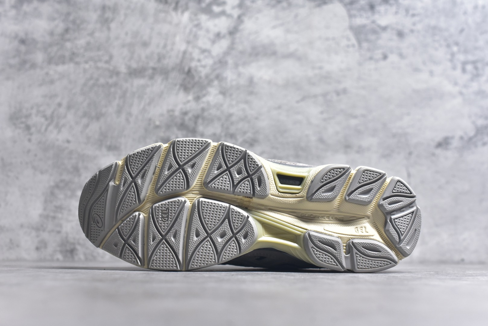 图片[6]-#Asics GEL-NYC 亚瑟士防滑耐磨透气低帮运动休闲鞋 GEL-NYC™ 运动鞋的灵感源自传统和现代高性能跑步风格 其鞋面结构参考了 2000 年代初的 GEL-NIMBUS™ 3 鞋 并将其与 MC-PLUS V 设计中的各种装饰融为一体 该工装通过使用 GEL-CUMULUS® 16 鞋的工装系统来对比鞋面的复古风格 通过轻质泡沫和 GEL® 技术嵌入物的结合 这种中底结构有助于创造先进的脚底舒适度 尺码：36 37 37.5 38 39 40.5 41.5 42 42.5 43.5 44 45-选品中心
