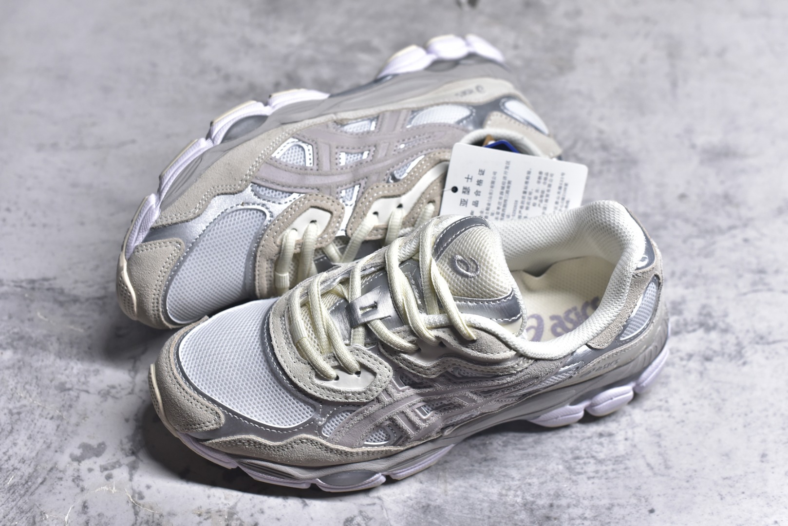 图片[7]-#Asics GEL-NYC 亚瑟士防滑耐磨透气低帮运动休闲鞋 GEL-NYC™ 运动鞋的灵感源自传统和现代高性能跑步风格 其鞋面结构参考了 2000 年代初的 GEL-NIMBUS™ 3 鞋 并将其与 MC-PLUS V 设计中的各种装饰融为一体 该工装通过使用 GEL-CUMULUS® 16 鞋的工装系统来对比鞋面的复古风格 通过轻质泡沫和 GEL® 技术嵌入物的结合 这种中底结构有助于创造先进的脚底舒适度 尺码：36 37 37.5 38 39 40.5 41.5 42 42.5 43.5 44 45-选品中心