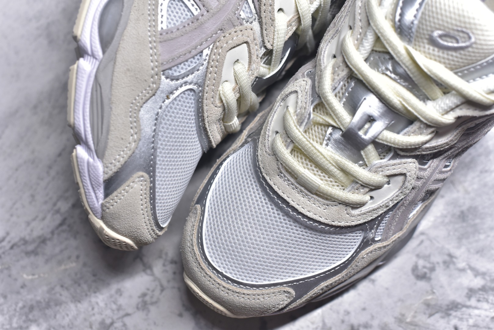图片[8]-#Asics GEL-NYC 亚瑟士防滑耐磨透气低帮运动休闲鞋 GEL-NYC™ 运动鞋的灵感源自传统和现代高性能跑步风格 其鞋面结构参考了 2000 年代初的 GEL-NIMBUS™ 3 鞋 并将其与 MC-PLUS V 设计中的各种装饰融为一体 该工装通过使用 GEL-CUMULUS® 16 鞋的工装系统来对比鞋面的复古风格 通过轻质泡沫和 GEL® 技术嵌入物的结合 这种中底结构有助于创造先进的脚底舒适度 尺码：36 37 37.5 38 39 40.5 41.5 42 42.5 43.5 44 45-选品中心