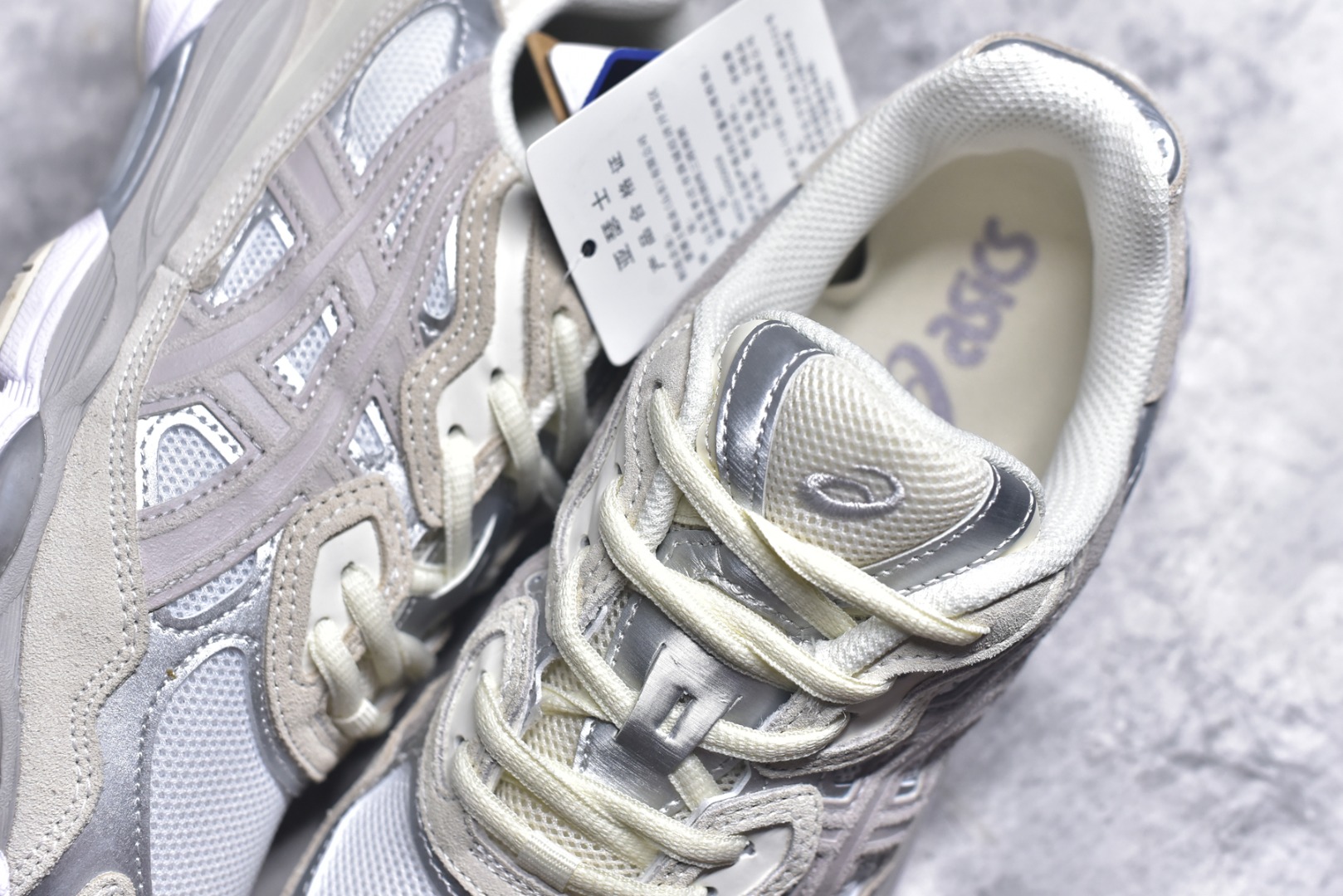 图片[9]-#Asics GEL-NYC 亚瑟士防滑耐磨透气低帮运动休闲鞋 GEL-NYC™ 运动鞋的灵感源自传统和现代高性能跑步风格 其鞋面结构参考了 2000 年代初的 GEL-NIMBUS™ 3 鞋 并将其与 MC-PLUS V 设计中的各种装饰融为一体 该工装通过使用 GEL-CUMULUS® 16 鞋的工装系统来对比鞋面的复古风格 通过轻质泡沫和 GEL® 技术嵌入物的结合 这种中底结构有助于创造先进的脚底舒适度 尺码：36 37 37.5 38 39 40.5 41.5 42 42.5 43.5 44 45-选品中心