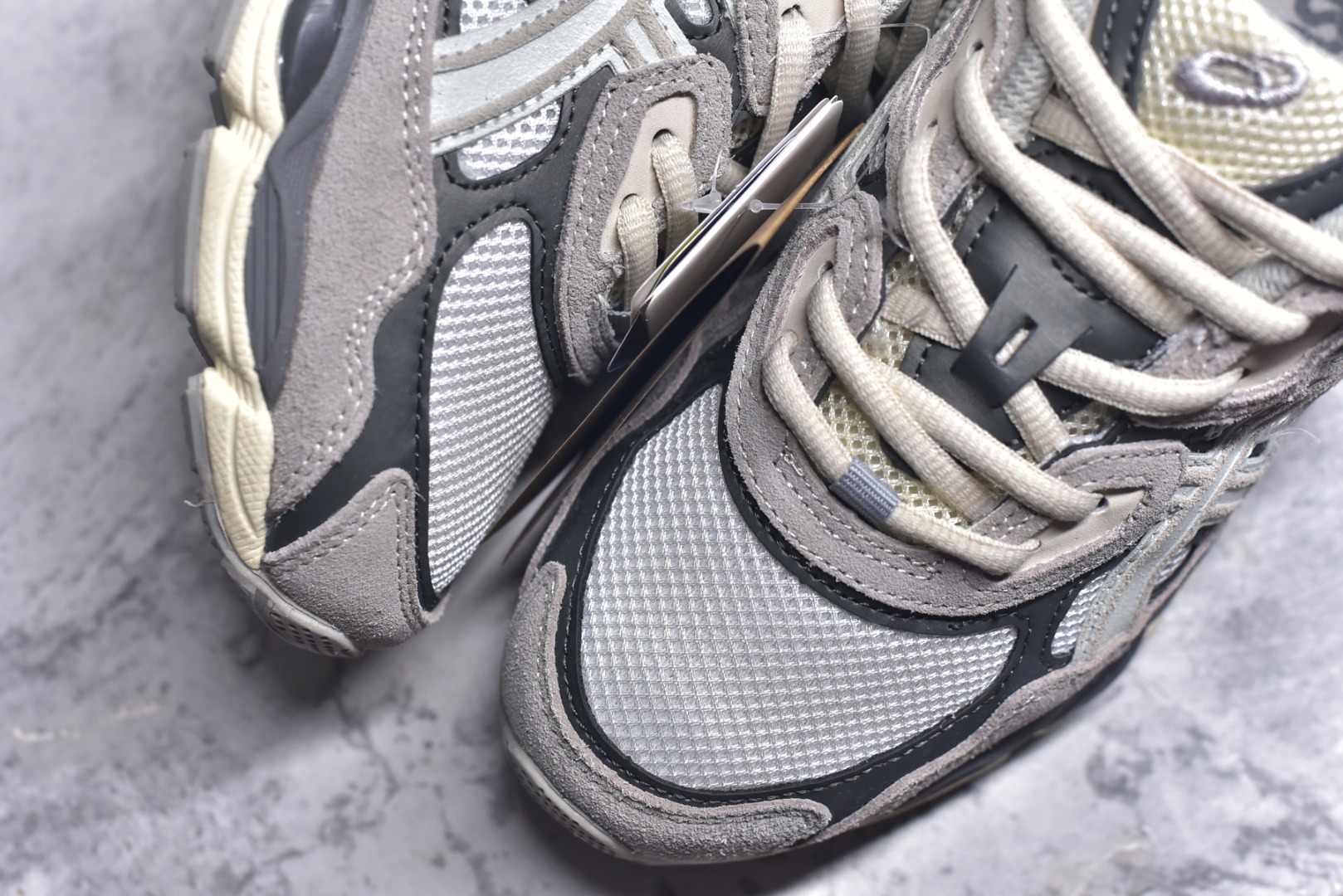 图片[8]-#Asics GEL-NYC 亚瑟士防滑耐磨透气低帮运动休闲鞋 GEL-NYC™ 运动鞋的灵感源自传统和现代高性能跑步风格 其鞋面结构参考了 2000 年代初的 GEL-NIMBUS™ 3 鞋 并将其与 MC-PLUS V 设计中的各种装饰融为一体 该工装通过使用 GEL-CUMULUS® 16 鞋的工装系统来对比鞋面的复古风格 通过轻质泡沫和 GEL® 技术嵌入物的结合 这种中底结构有助于创造先进的脚底舒适度 尺码：36 37 37.5 38 39 40.5 41.5 42 42.5 43.5 44 45-选品中心