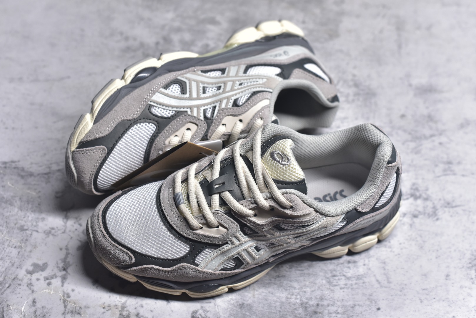 图片[7]-#Asics GEL-NYC 亚瑟士防滑耐磨透气低帮运动休闲鞋 GEL-NYC™ 运动鞋的灵感源自传统和现代高性能跑步风格 其鞋面结构参考了 2000 年代初的 GEL-NIMBUS™ 3 鞋 并将其与 MC-PLUS V 设计中的各种装饰融为一体 该工装通过使用 GEL-CUMULUS® 16 鞋的工装系统来对比鞋面的复古风格 通过轻质泡沫和 GEL® 技术嵌入物的结合 这种中底结构有助于创造先进的脚底舒适度 尺码：36 37 37.5 38 39 40.5 41.5 42 42.5 43.5 44 45-选品中心