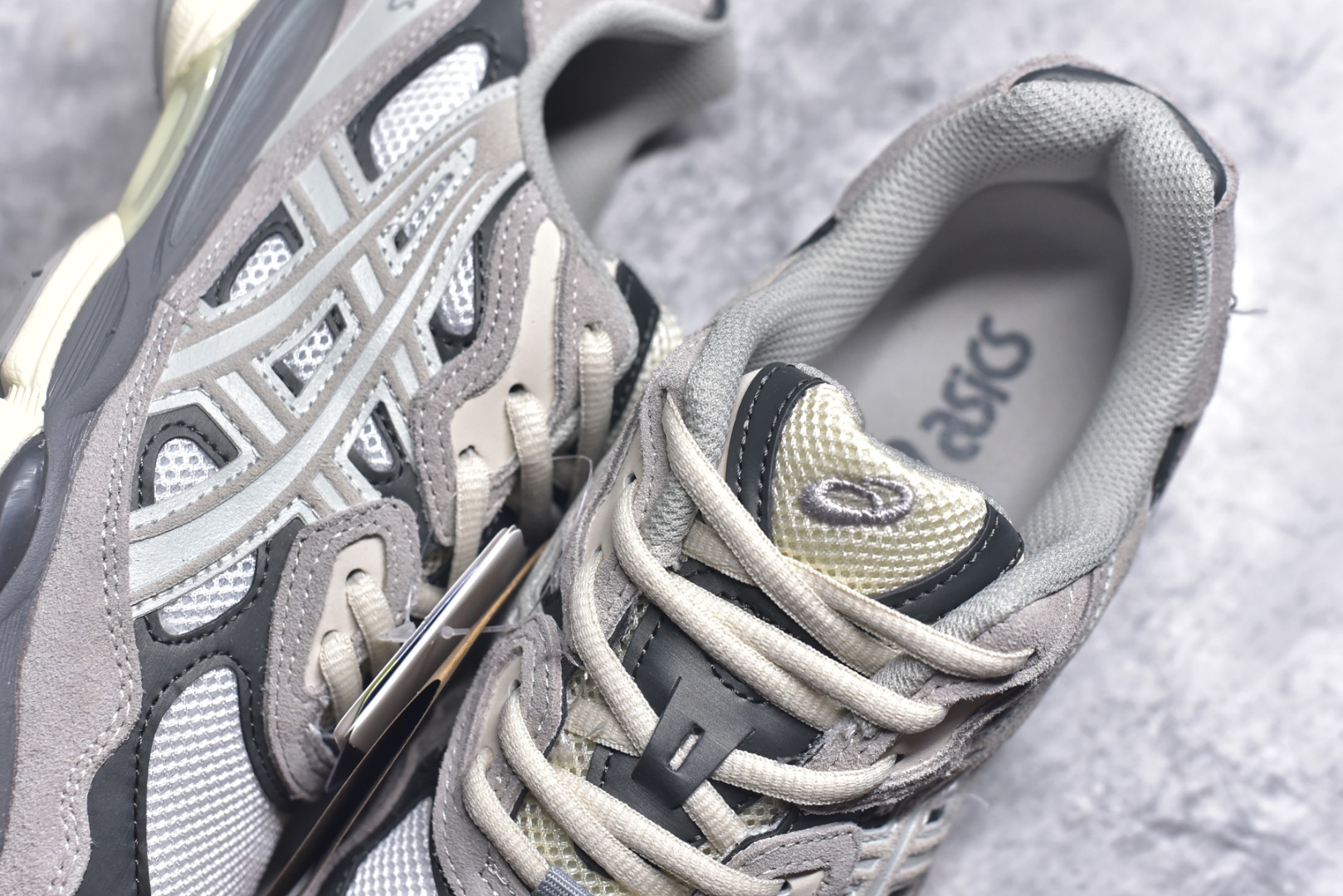 图片[9]-#Asics GEL-NYC 亚瑟士防滑耐磨透气低帮运动休闲鞋 GEL-NYC™ 运动鞋的灵感源自传统和现代高性能跑步风格 其鞋面结构参考了 2000 年代初的 GEL-NIMBUS™ 3 鞋 并将其与 MC-PLUS V 设计中的各种装饰融为一体 该工装通过使用 GEL-CUMULUS® 16 鞋的工装系统来对比鞋面的复古风格 通过轻质泡沫和 GEL® 技术嵌入物的结合 这种中底结构有助于创造先进的脚底舒适度 尺码：36 37 37.5 38 39 40.5 41.5 42 42.5 43.5 44 45-选品中心