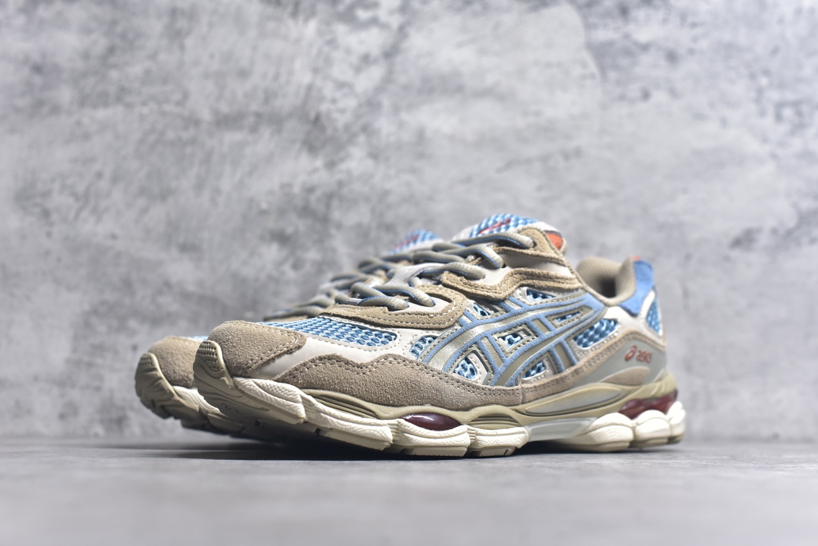 图片[2]-#Asics GEL-NYC 亚瑟士防滑耐磨透气低帮运动休闲鞋 GEL-NYC™ 运动鞋的灵感源自传统和现代高性能跑步风格 其鞋面结构参考了 2000 年代初的 GEL-NIMBUS™ 3 鞋 并将其与 MC-PLUS V 设计中的各种装饰融为一体 该工装通过使用 GEL-CUMULUS® 16 鞋的工装系统来对比鞋面的复古风格 通过轻质泡沫和 GEL® 技术嵌入物的结合 这种中底结构有助于创造先进的脚底舒适度 尺码：36 37 37.5 38 39 40.5 41.5 42 42.5 43.5 44 45-选品中心