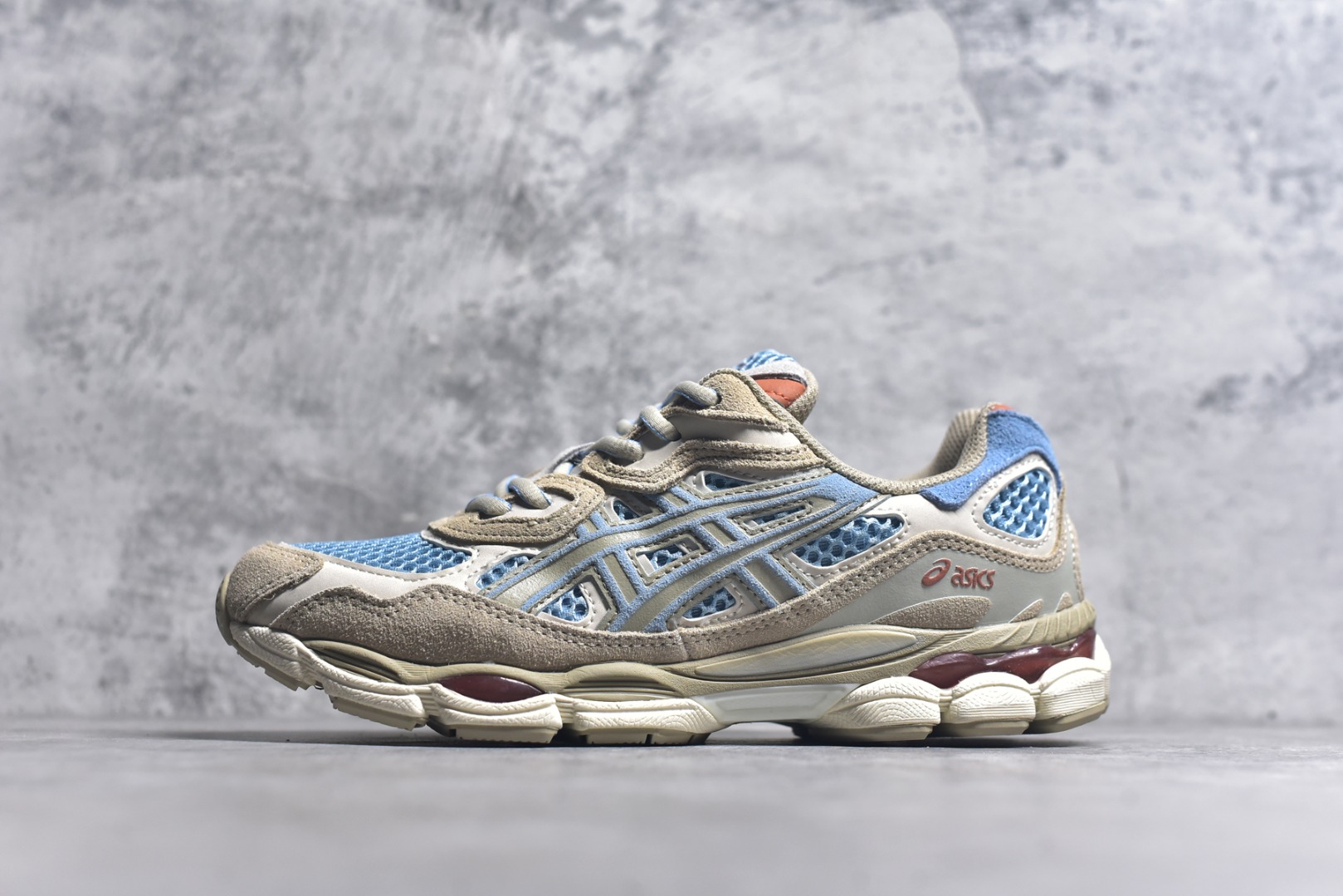 #Asics GEL-NYC 亚瑟士防滑耐磨透气低帮运动休闲鞋 GEL-NYC™ 运动鞋的灵感源自传统和现代高性能跑步风格 其鞋面结构参考了 2000 年代初的 GEL-NIMBUS™ 3 鞋 并将其与 MC-PLUS V 设计中的各种装饰融为一体 该工装通过使用 GEL-CUMULUS® 16 鞋的工装系统来对比鞋面的复古风格 通过轻质泡沫和 GEL® 技术嵌入物的结合 这种中底结构有助于创造先进的脚底舒适度 尺码：36 37 37.5 38 39 40.5 41.5 42 42.5 43.5 44 45-选品中心