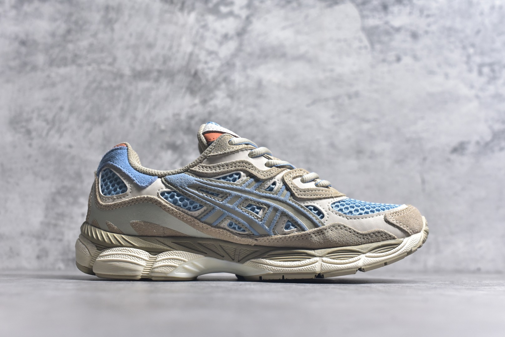 图片[3]-#Asics GEL-NYC 亚瑟士防滑耐磨透气低帮运动休闲鞋 GEL-NYC™ 运动鞋的灵感源自传统和现代高性能跑步风格 其鞋面结构参考了 2000 年代初的 GEL-NIMBUS™ 3 鞋 并将其与 MC-PLUS V 设计中的各种装饰融为一体 该工装通过使用 GEL-CUMULUS® 16 鞋的工装系统来对比鞋面的复古风格 通过轻质泡沫和 GEL® 技术嵌入物的结合 这种中底结构有助于创造先进的脚底舒适度 尺码：36 37 37.5 38 39 40.5 41.5 42 42.5 43.5 44 45-选品中心