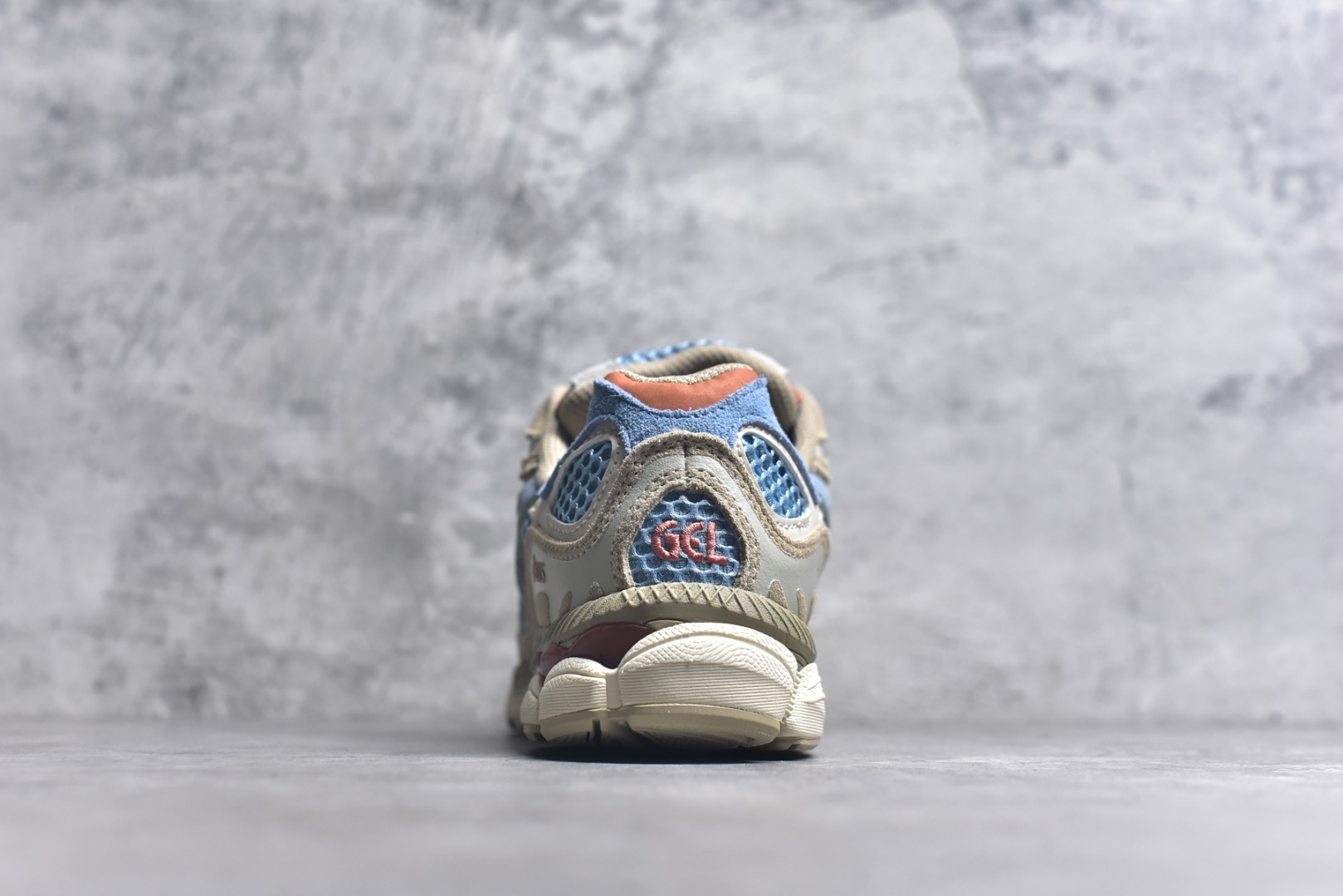 图片[5]-#Asics GEL-NYC 亚瑟士防滑耐磨透气低帮运动休闲鞋 GEL-NYC™ 运动鞋的灵感源自传统和现代高性能跑步风格 其鞋面结构参考了 2000 年代初的 GEL-NIMBUS™ 3 鞋 并将其与 MC-PLUS V 设计中的各种装饰融为一体 该工装通过使用 GEL-CUMULUS® 16 鞋的工装系统来对比鞋面的复古风格 通过轻质泡沫和 GEL® 技术嵌入物的结合 这种中底结构有助于创造先进的脚底舒适度 尺码：36 37 37.5 38 39 40.5 41.5 42 42.5 43.5 44 45-选品中心