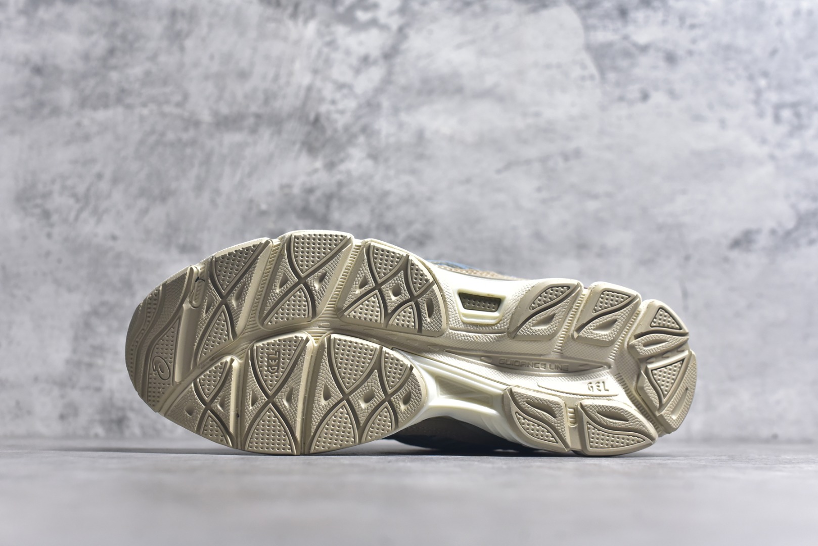 图片[6]-#Asics GEL-NYC 亚瑟士防滑耐磨透气低帮运动休闲鞋 GEL-NYC™ 运动鞋的灵感源自传统和现代高性能跑步风格 其鞋面结构参考了 2000 年代初的 GEL-NIMBUS™ 3 鞋 并将其与 MC-PLUS V 设计中的各种装饰融为一体 该工装通过使用 GEL-CUMULUS® 16 鞋的工装系统来对比鞋面的复古风格 通过轻质泡沫和 GEL® 技术嵌入物的结合 这种中底结构有助于创造先进的脚底舒适度 尺码：36 37 37.5 38 39 40.5 41.5 42 42.5 43.5 44 45-选品中心