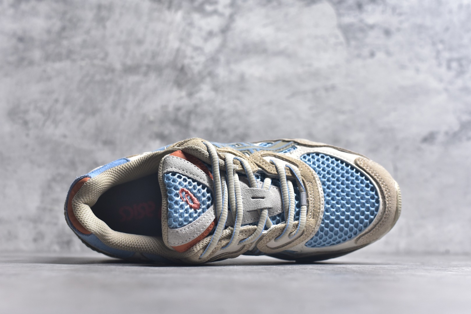 图片[4]-#Asics GEL-NYC 亚瑟士防滑耐磨透气低帮运动休闲鞋 GEL-NYC™ 运动鞋的灵感源自传统和现代高性能跑步风格 其鞋面结构参考了 2000 年代初的 GEL-NIMBUS™ 3 鞋 并将其与 MC-PLUS V 设计中的各种装饰融为一体 该工装通过使用 GEL-CUMULUS® 16 鞋的工装系统来对比鞋面的复古风格 通过轻质泡沫和 GEL® 技术嵌入物的结合 这种中底结构有助于创造先进的脚底舒适度 尺码：36 37 37.5 38 39 40.5 41.5 42 42.5 43.5 44 45-选品中心