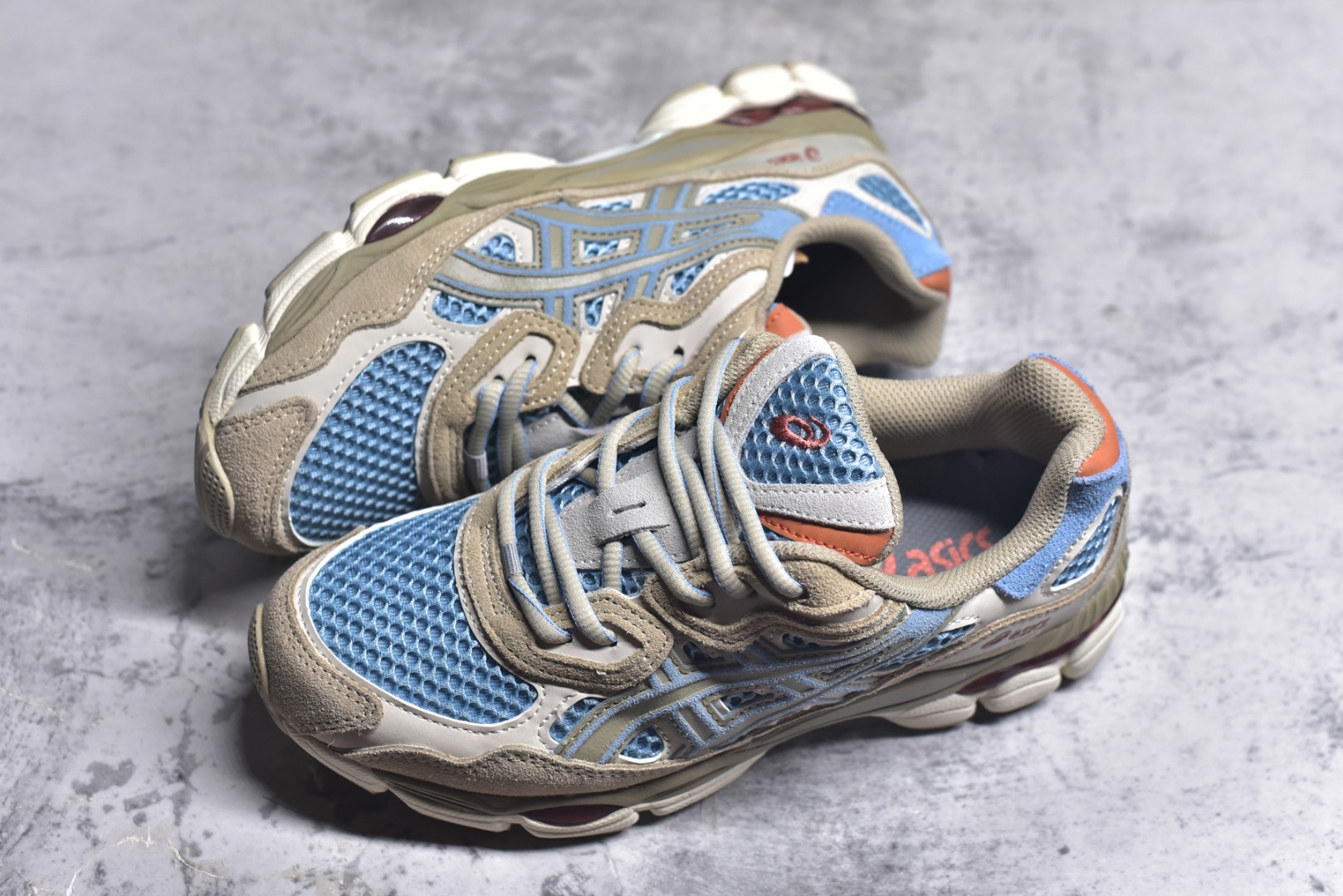 图片[7]-#Asics GEL-NYC 亚瑟士防滑耐磨透气低帮运动休闲鞋 GEL-NYC™ 运动鞋的灵感源自传统和现代高性能跑步风格 其鞋面结构参考了 2000 年代初的 GEL-NIMBUS™ 3 鞋 并将其与 MC-PLUS V 设计中的各种装饰融为一体 该工装通过使用 GEL-CUMULUS® 16 鞋的工装系统来对比鞋面的复古风格 通过轻质泡沫和 GEL® 技术嵌入物的结合 这种中底结构有助于创造先进的脚底舒适度 尺码：36 37 37.5 38 39 40.5 41.5 42 42.5 43.5 44 45-选品中心