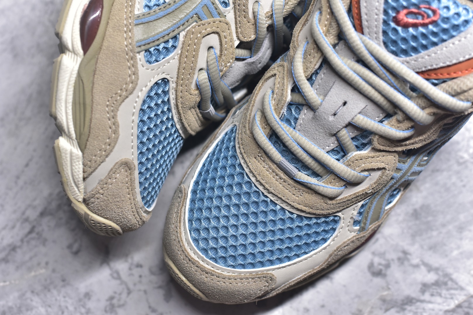 图片[8]-#Asics GEL-NYC 亚瑟士防滑耐磨透气低帮运动休闲鞋 GEL-NYC™ 运动鞋的灵感源自传统和现代高性能跑步风格 其鞋面结构参考了 2000 年代初的 GEL-NIMBUS™ 3 鞋 并将其与 MC-PLUS V 设计中的各种装饰融为一体 该工装通过使用 GEL-CUMULUS® 16 鞋的工装系统来对比鞋面的复古风格 通过轻质泡沫和 GEL® 技术嵌入物的结合 这种中底结构有助于创造先进的脚底舒适度 尺码：36 37 37.5 38 39 40.5 41.5 42 42.5 43.5 44 45-选品中心