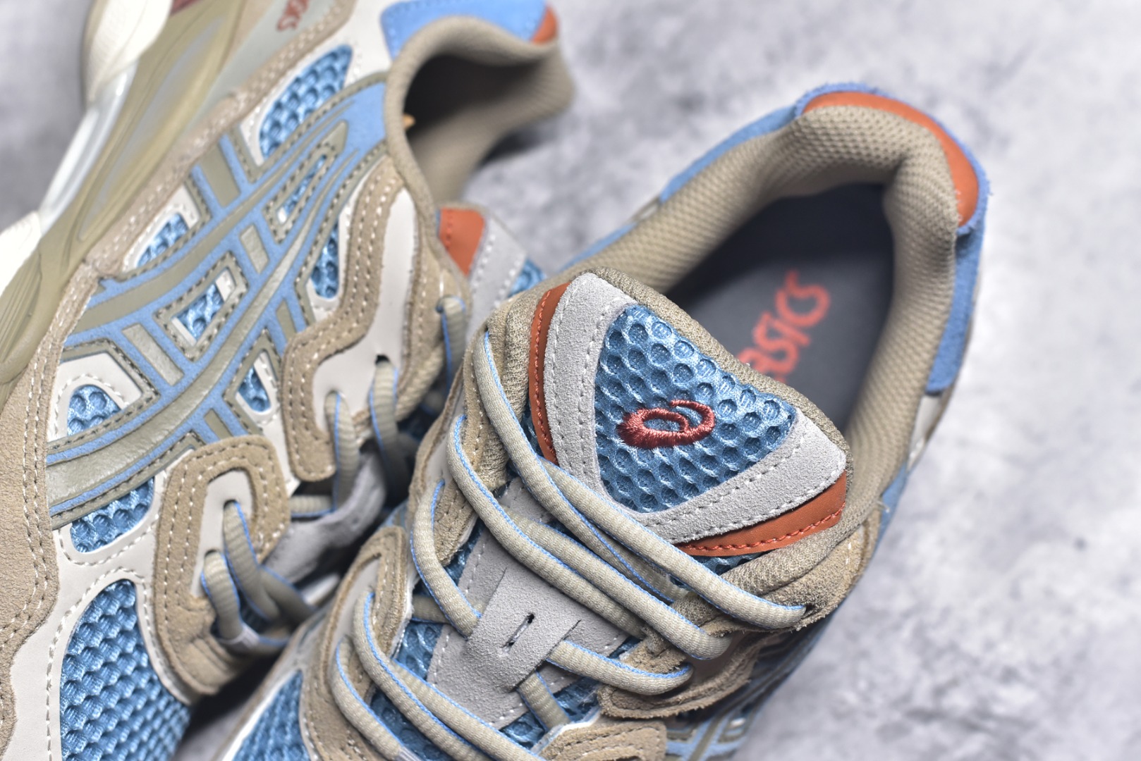图片[9]-#Asics GEL-NYC 亚瑟士防滑耐磨透气低帮运动休闲鞋 GEL-NYC™ 运动鞋的灵感源自传统和现代高性能跑步风格 其鞋面结构参考了 2000 年代初的 GEL-NIMBUS™ 3 鞋 并将其与 MC-PLUS V 设计中的各种装饰融为一体 该工装通过使用 GEL-CUMULUS® 16 鞋的工装系统来对比鞋面的复古风格 通过轻质泡沫和 GEL® 技术嵌入物的结合 这种中底结构有助于创造先进的脚底舒适度 尺码：36 37 37.5 38 39 40.5 41.5 42 42.5 43.5 44 45-选品中心