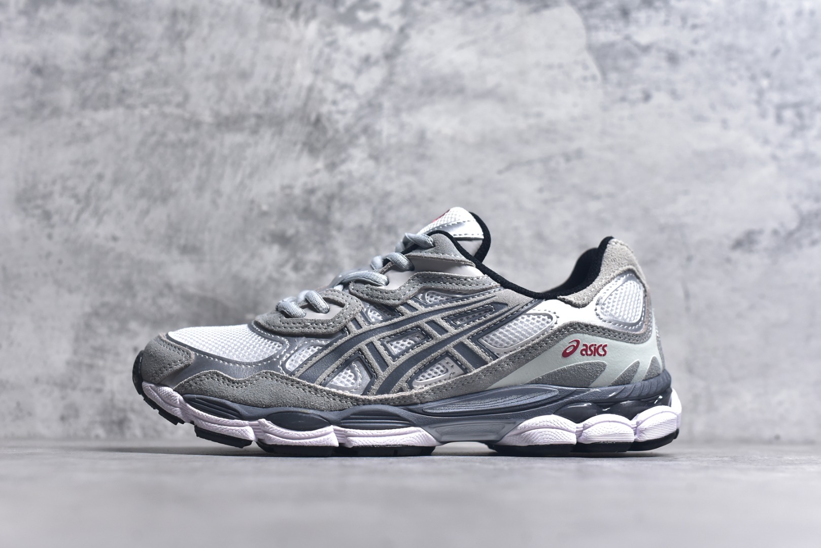 #Asics GEL-NYC 亚瑟士防滑耐磨透气低帮运动休闲鞋 GEL-NYC™ 运动鞋的灵感源自传统和现代高性能跑步风格 其鞋面结构参考了 2000 年代初的 GEL-NIMBUS™ 3 鞋 并将其与 MC-PLUS V 设计中的各种装饰融为一体 该工装通过使用 GEL-CUMULUS® 16 鞋的工装系统来对比鞋面的复古风格 通过轻质泡沫和 GEL® 技术嵌入物的结合 这种中底结构有助于创造先进的脚底舒适度 尺码：36 37 37.5 38 39 40.5 41.5 42 42.5 43.5 44 45-选品中心