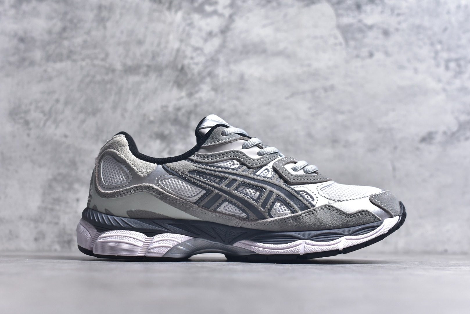 图片[3]-#Asics GEL-NYC 亚瑟士防滑耐磨透气低帮运动休闲鞋 GEL-NYC™ 运动鞋的灵感源自传统和现代高性能跑步风格 其鞋面结构参考了 2000 年代初的 GEL-NIMBUS™ 3 鞋 并将其与 MC-PLUS V 设计中的各种装饰融为一体 该工装通过使用 GEL-CUMULUS® 16 鞋的工装系统来对比鞋面的复古风格 通过轻质泡沫和 GEL® 技术嵌入物的结合 这种中底结构有助于创造先进的脚底舒适度 尺码：36 37 37.5 38 39 40.5 41.5 42 42.5 43.5 44 45-选品中心