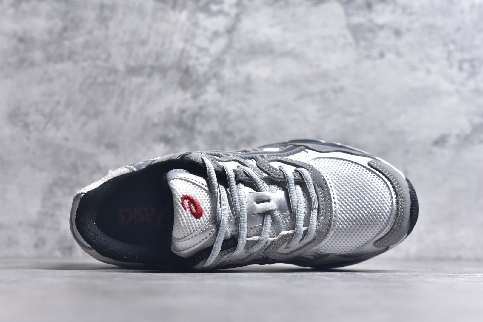 图片[4]-#Asics GEL-NYC 亚瑟士防滑耐磨透气低帮运动休闲鞋 GEL-NYC™ 运动鞋的灵感源自传统和现代高性能跑步风格 其鞋面结构参考了 2000 年代初的 GEL-NIMBUS™ 3 鞋 并将其与 MC-PLUS V 设计中的各种装饰融为一体 该工装通过使用 GEL-CUMULUS® 16 鞋的工装系统来对比鞋面的复古风格 通过轻质泡沫和 GEL® 技术嵌入物的结合 这种中底结构有助于创造先进的脚底舒适度 尺码：36 37 37.5 38 39 40.5 41.5 42 42.5 43.5 44 45-选品中心